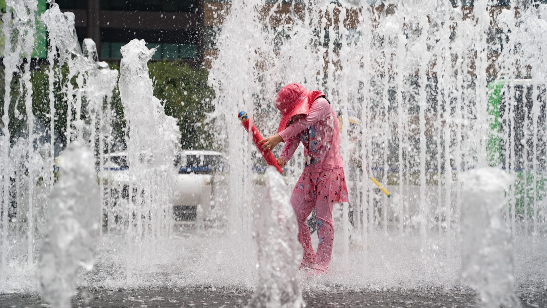 Menschen kühlen sich in der südkoreanischen Hauptstadt Seoul ab: 22 Nächte in Folge sank die Temperatur nicht unter 20 Grad.