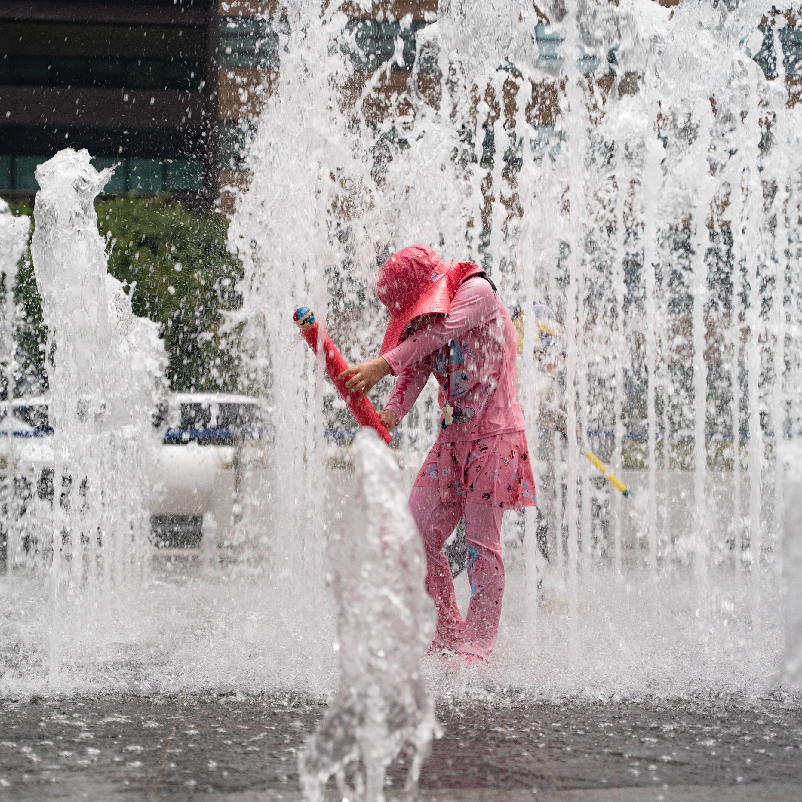 Menschen kühlen sich in der südkoreanischen Hauptstadt Seoul ab: 22 Nächte in Folge sank die Temperatur nicht unter 20 Grad.