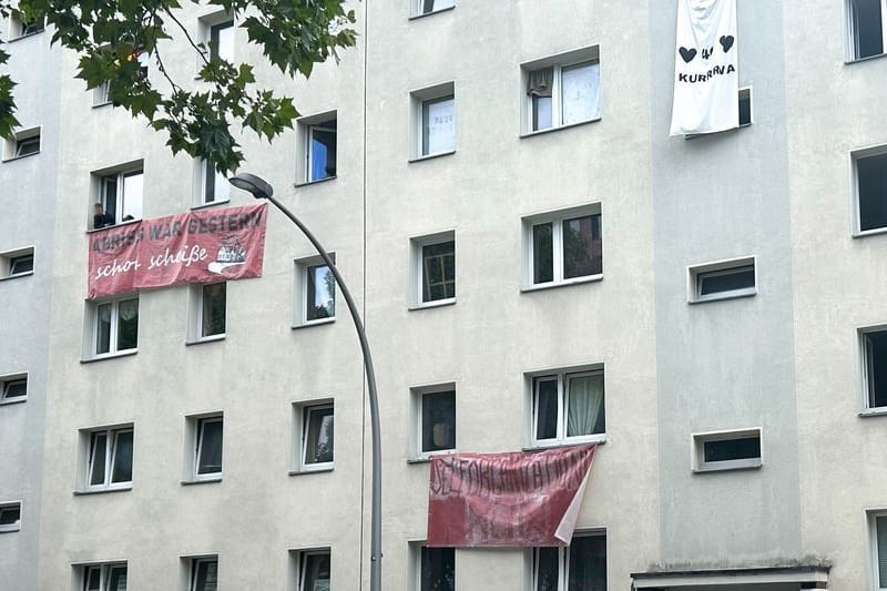Das ehemals leerstehende und nun bewohnte Haus in der Habersaathstraße in Mitte (Archivfoto): Das Bezirksamt ist auf das Geschehen in dem Haus aufmerksam geworden.