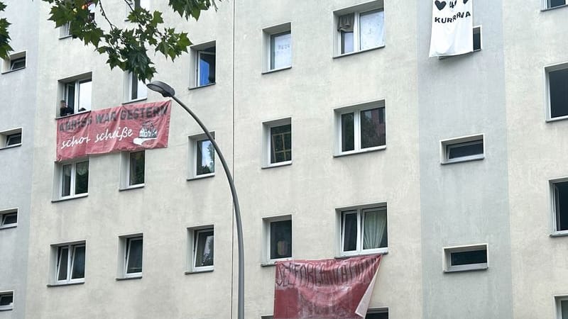 Das ehemals leerstehende und nun bewohnte Haus in der Habersaathstraße in Mitte (Archivfoto): Das Bezirksamt ist auf das Geschehen in dem Haus aufmerksam geworden.