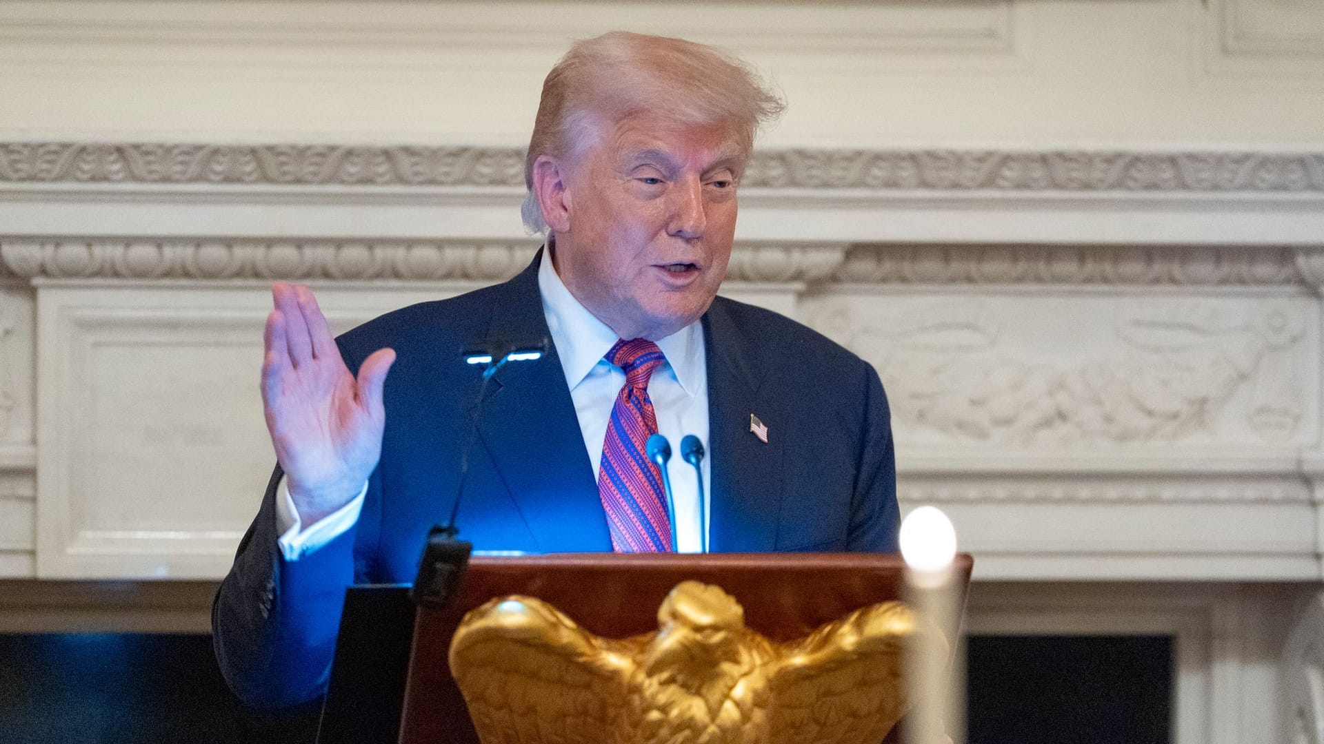 Donald Trump spricht vor republikanischen Abgeordneten im Dining Room des Weißen Hauses Donald Trump spricht vor republikanischen Abgeordneten im Dining Room des Weißen Hauses