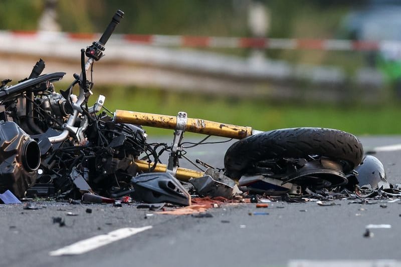Ein vollkommen zerstörtes Motorrad nach dem Unfall: Einer der Toten konnte noch nicht identifiziert werden.