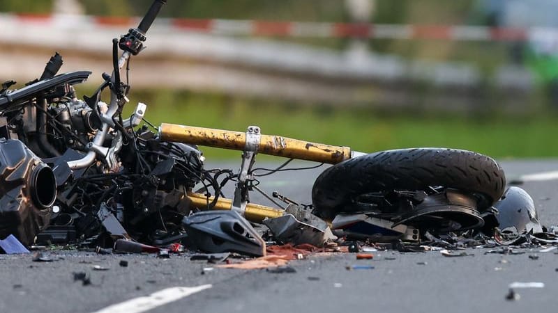 Ein vollkommen zerstörtes Motorrad nach dem Unfall: Einer der Toten konnte noch nicht identifiziert werden.