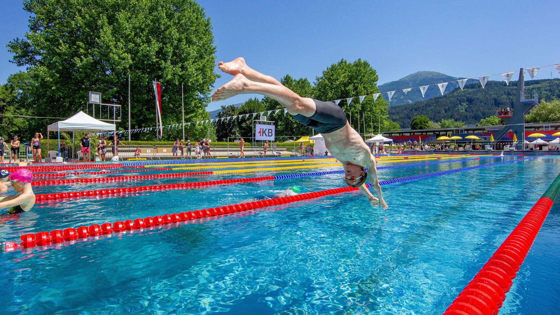 Es muss kein unbekanntes Gewässer sein: Auch in Pools und Badeanstalten gibt es immer wieder Unfälle bei Kopfsprüngen.