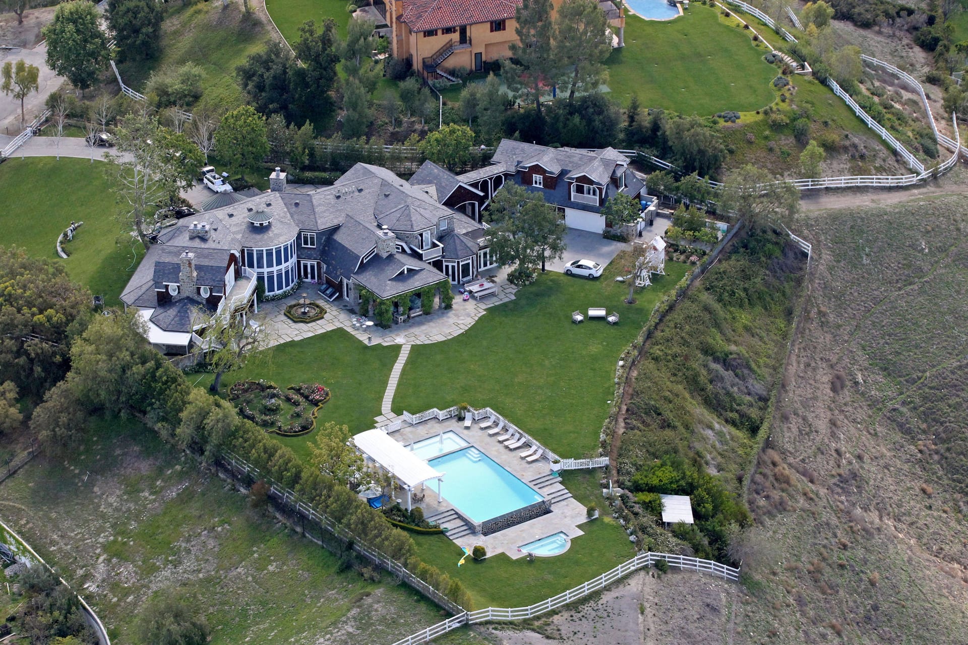 Auch das gehörte einst Ozzy Osbourne: Eine Villa in Hidden Hills, Los Angeles, die Jessica Simpson ihm im Jahr 2013 für rund 11,5 Millionen Euro abkaufte.
