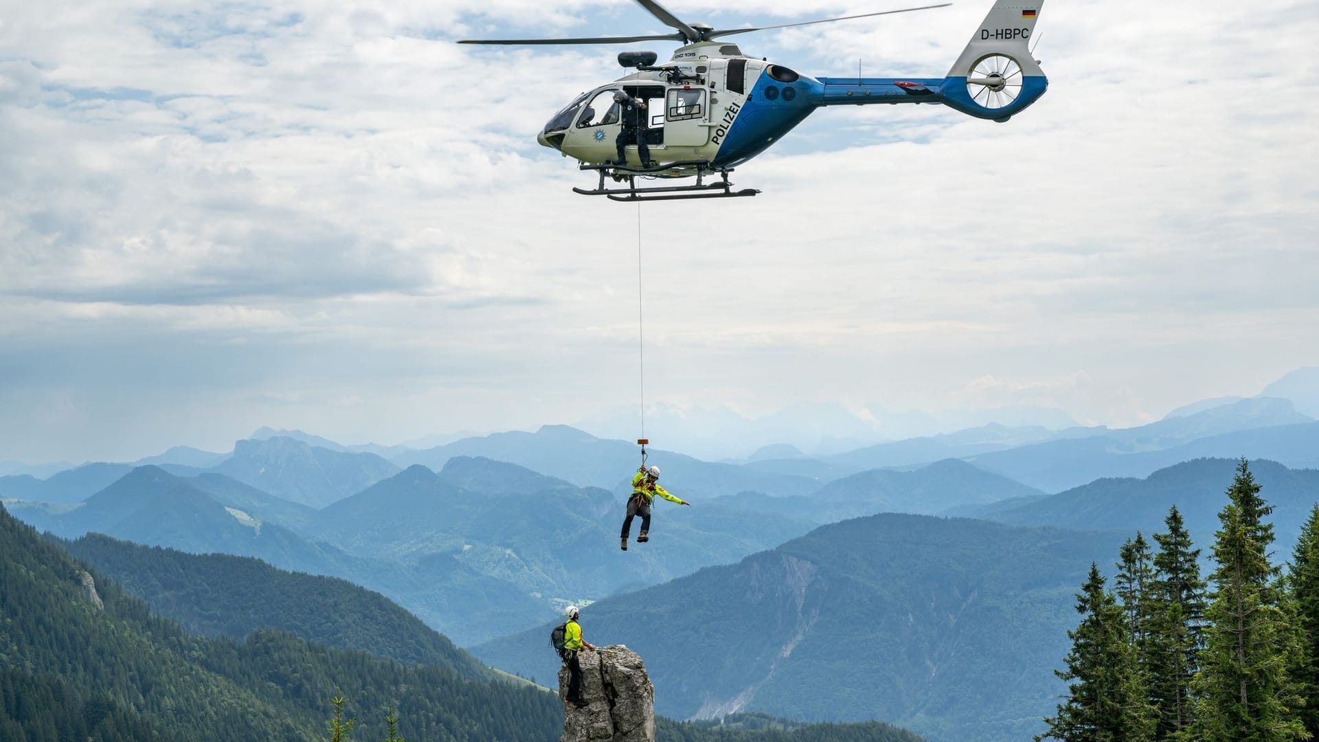 Polizeihubschrauber bei Rettungsübung