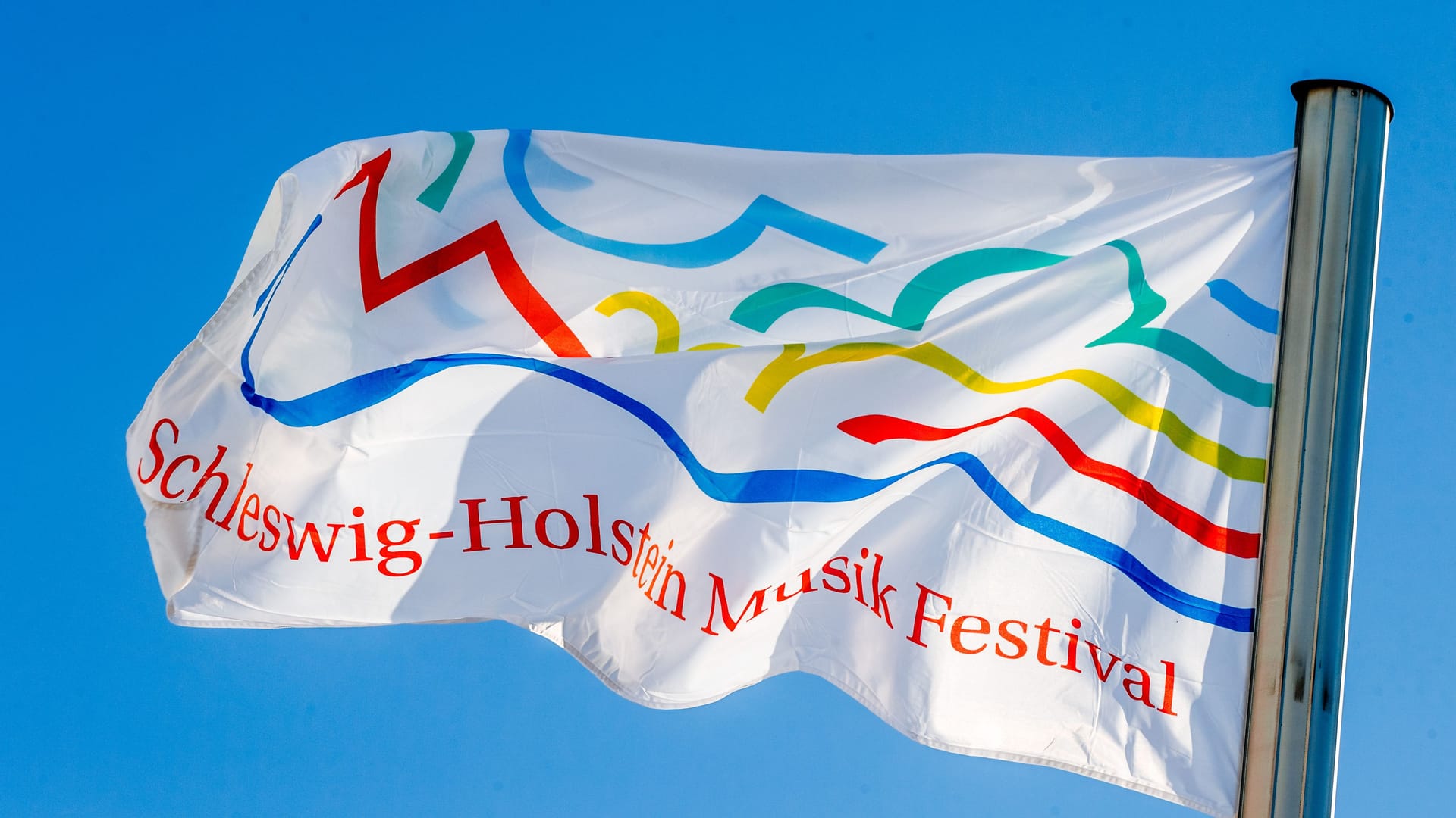 Eine Fahne mit dem Logo des Schleswig-Holstein Musik Festivals (Archivbild): Am Wochenende beginnt die 40. Ausgabe des SHMF.
