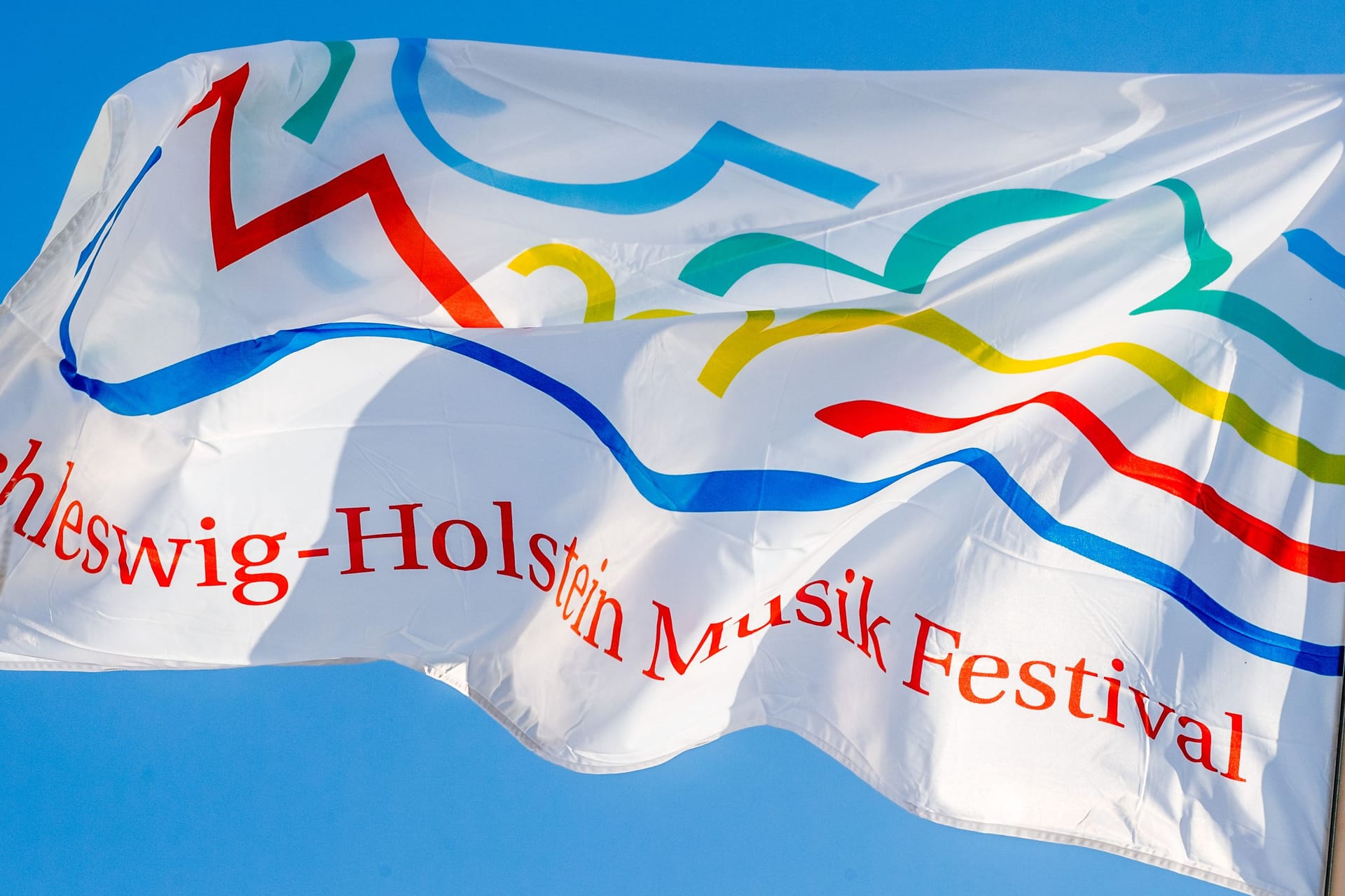 Eine Fahne mit dem Logo des Schleswig-Holstein Musik Festivals (Archivbild): Am Wochenende beginnt die 40. Ausgabe des SHMF.
