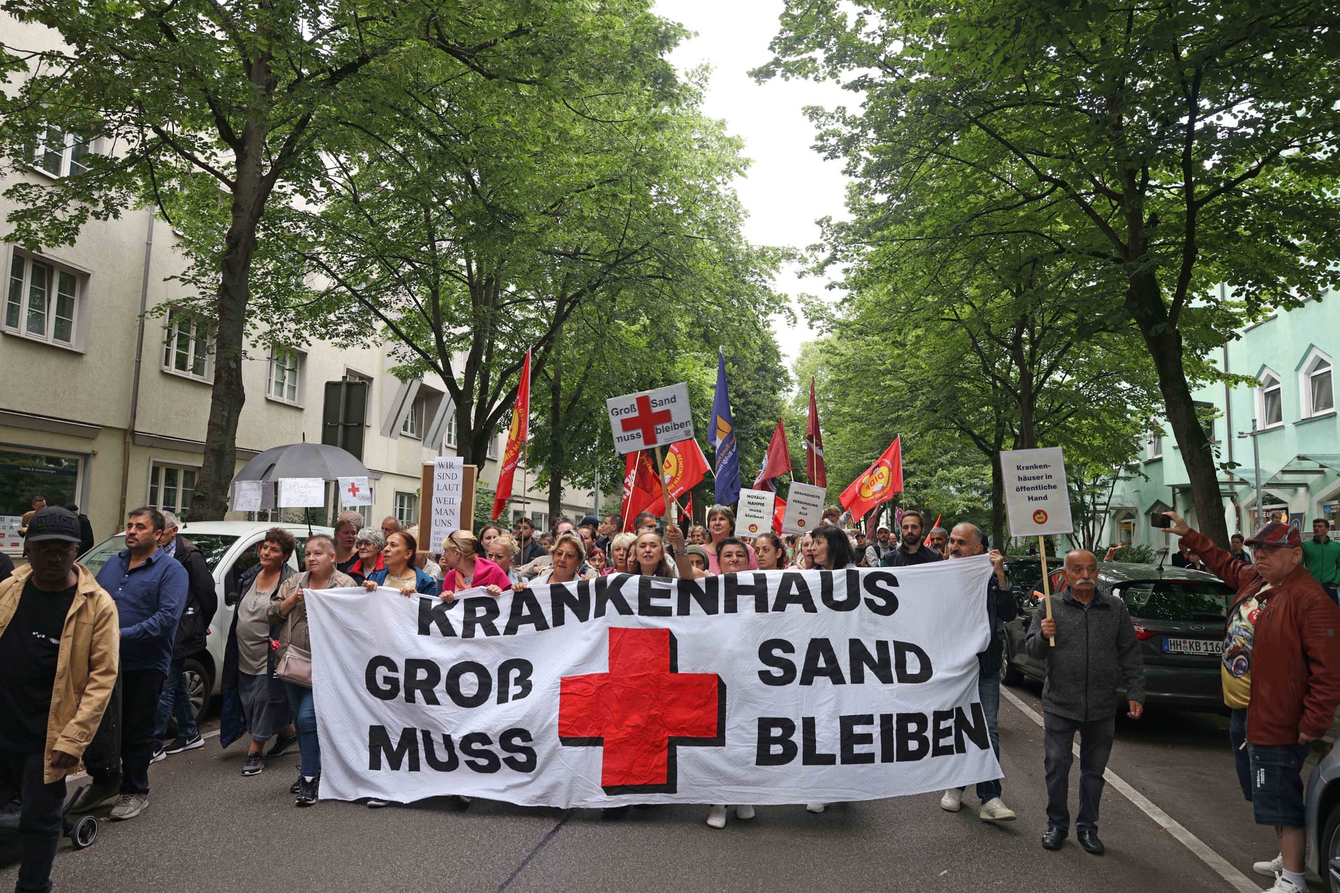 Demo zur Schließung der Notaufnahme in Groß Sand: Rund 500 Menschen gingen Dienstagabend auf die Straße.