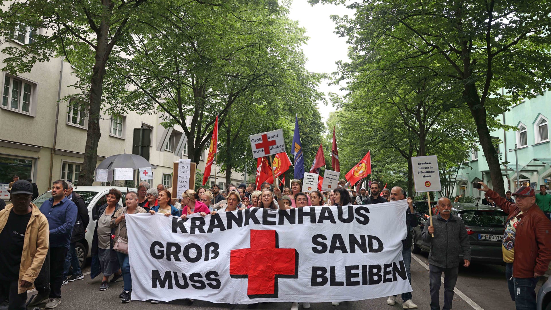 Demo zur Schließung der Notaufnahme in Groß Sand: Rund 500 Menschen gingen Dienstagabend auf die Straße.