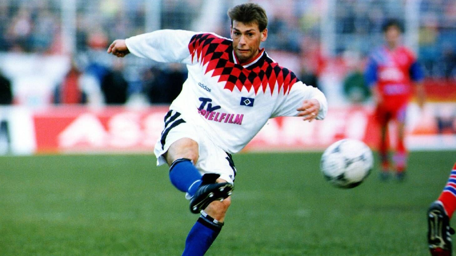 Harald Spörl zieht ab (Archivbild): In diesem Trikot mit Zacken-Muster wurde der HSV 1995 13. in der 1. Bundesliga.