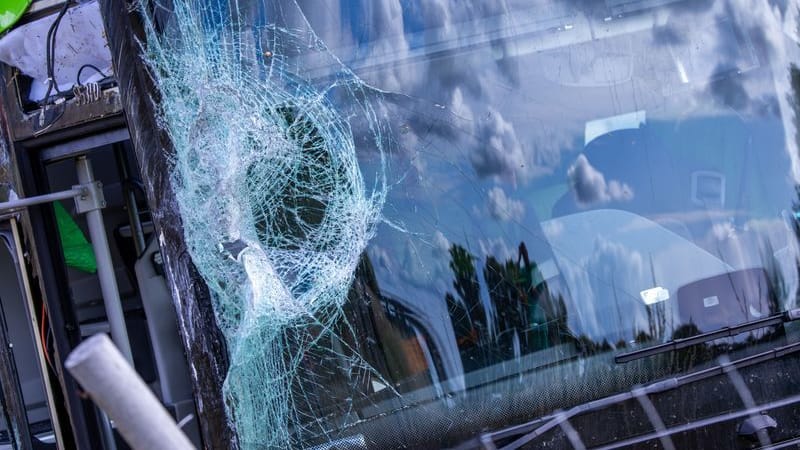 Die zerstörte Frontscheine eines Busses nach einem Unfall in der Nacht. Bei dem schweren Unfall auf der Autobahn 19 im Landkreis Mecklenburgische Seenplatte ist der Flixbus von der Fahrbahn abgekommen und war umgekippt.