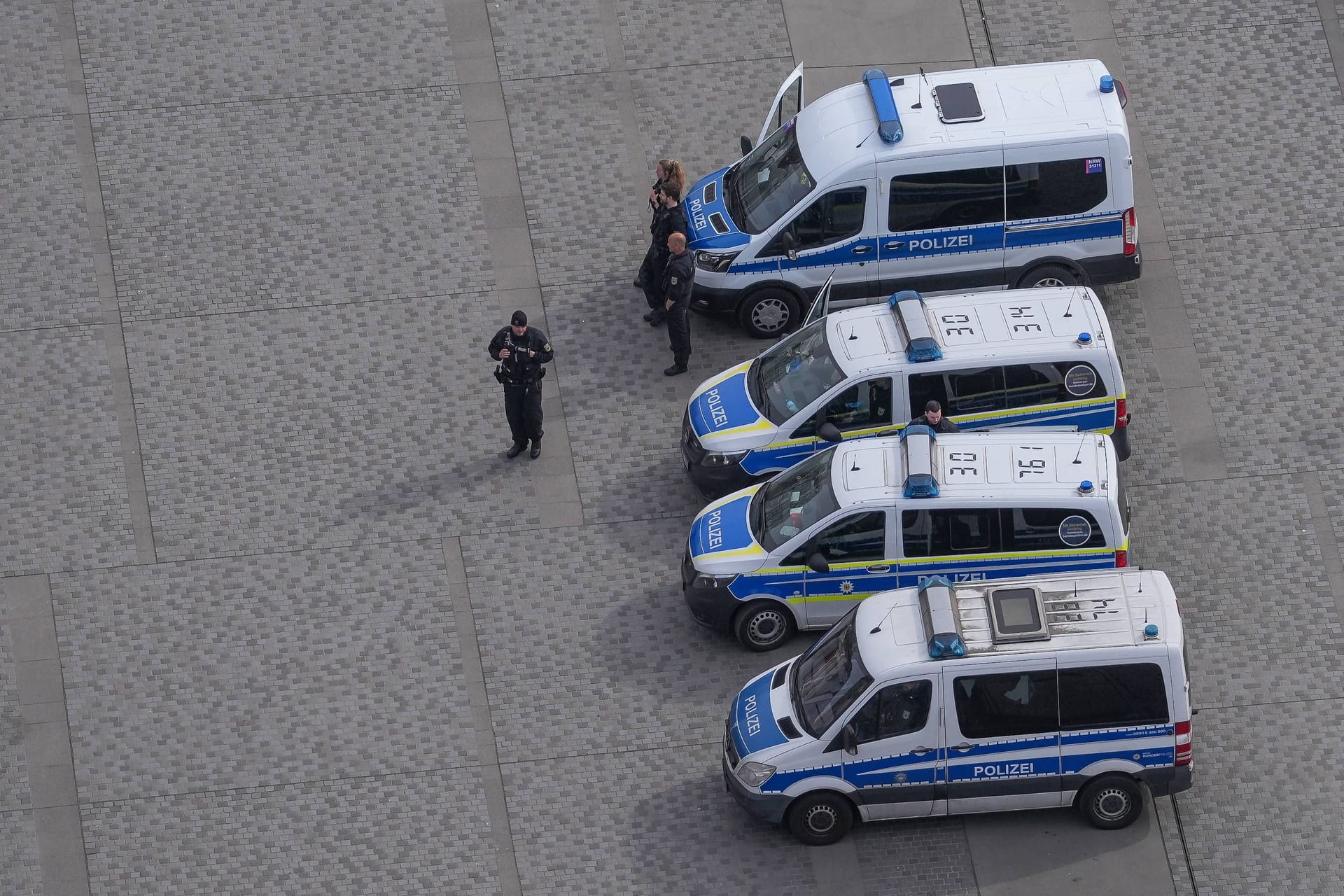 Die Kölner Polizei im Einsatz (Symbolfoto): In Ehrenfeld wurde am Dienstag ein mutmaßlicher Autodieb festgenommen.