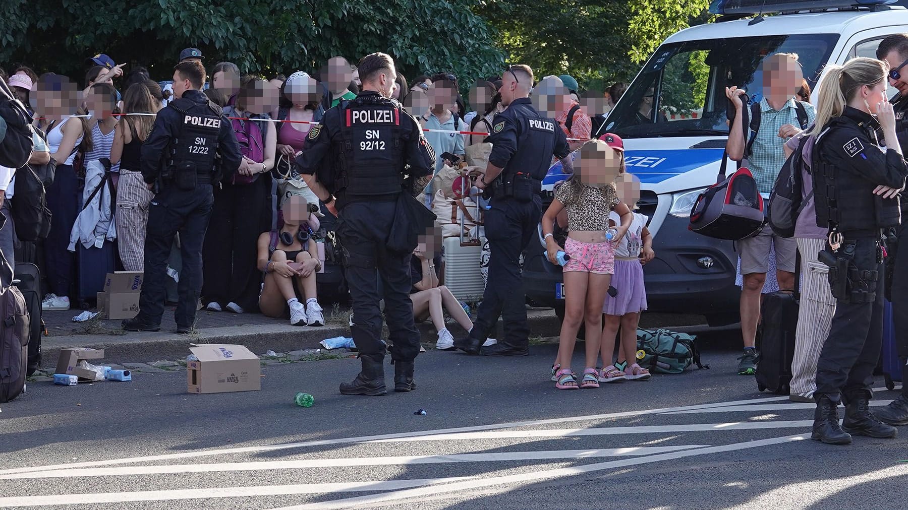Mehrere Hundert Reisende warteten am Freitag stundenlang auf ihre Weiterreise am Dresdner Hauptbahnhof: Ein Stromausfall in Tschechien hatte das Chaos ausgelöst.
