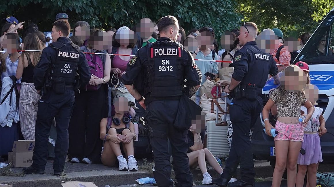 Mehrere Hundert Reisende warteten am Freitag stundenlang auf ihre Weiterreise am Dresdner Hauptbahnhof: Ein Stromausfall in Tschechien hatte das Chaos ausgelöst.
