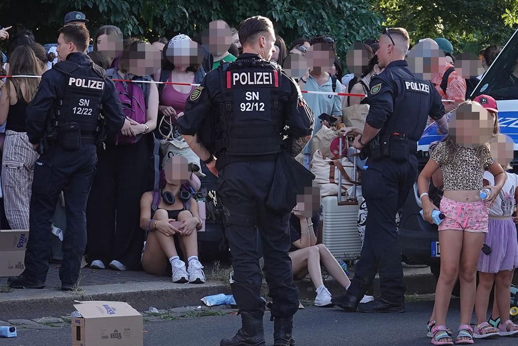 Mehrere Hundert Reisende warteten am Freitag stundenlang auf ihre Weiterreise am Dresdner Hauptbahnhof: Ein Stromausfall in Tschechien hatte das Chaos ausgelöst. Mehrere Hundert Reisende warteten am Freitag stundenlang auf ihre Weiterreise am Dresdner Hauptbahnhof: Ein Stromausfall in Tschechien hatte das Chaos ausgelöst.