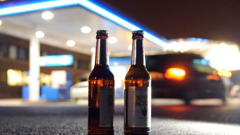 An Tankstellen ist Alkohol in Deutschland oft rund um die Uhr verfügbar (Symbolbild).