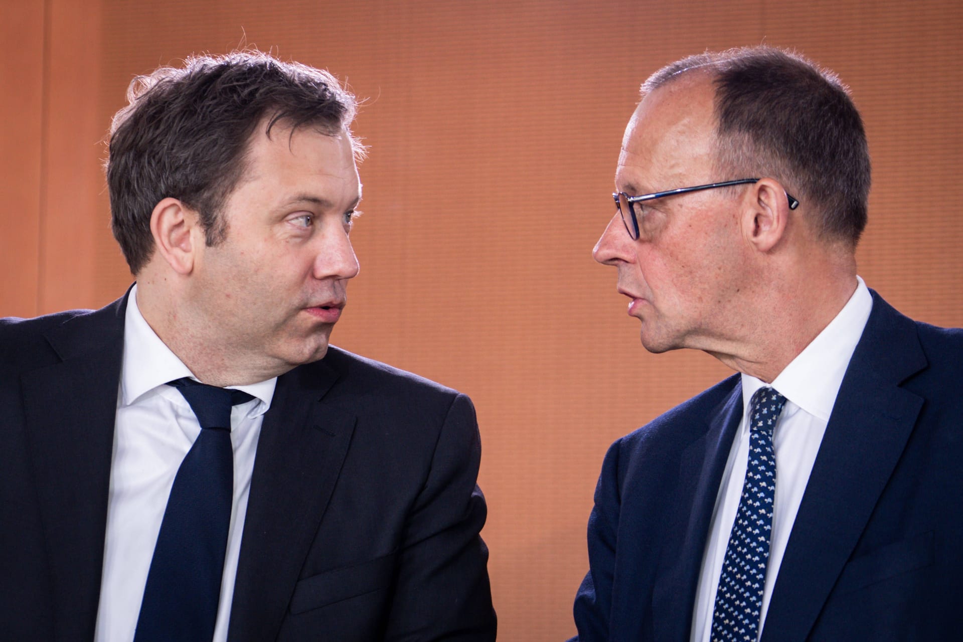 Bundeskanzler Friedrich Merz (CDU, r.) blickt zu Finanzminister Lars Klingbeil (SPD): Auf die Koalitionspartner kommen einige kontroverse Themen zu.