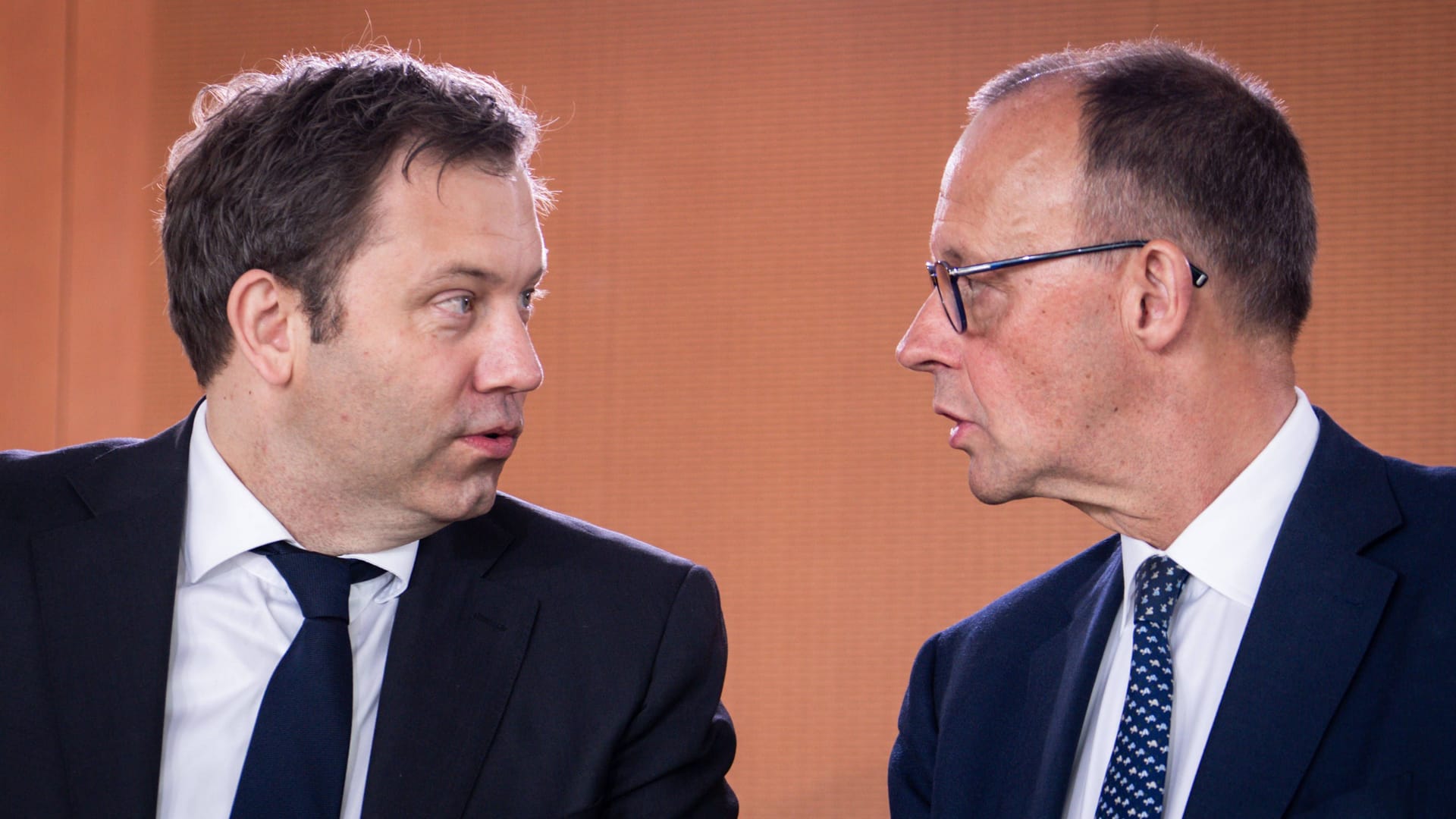 Bundeskanzler Friedrich Merz (CDU, r.) blickt zu Finanzminister Lars Klingbeil (SPD): Auf die Koalitionspartner kommen einige kontroverse Themen zu.