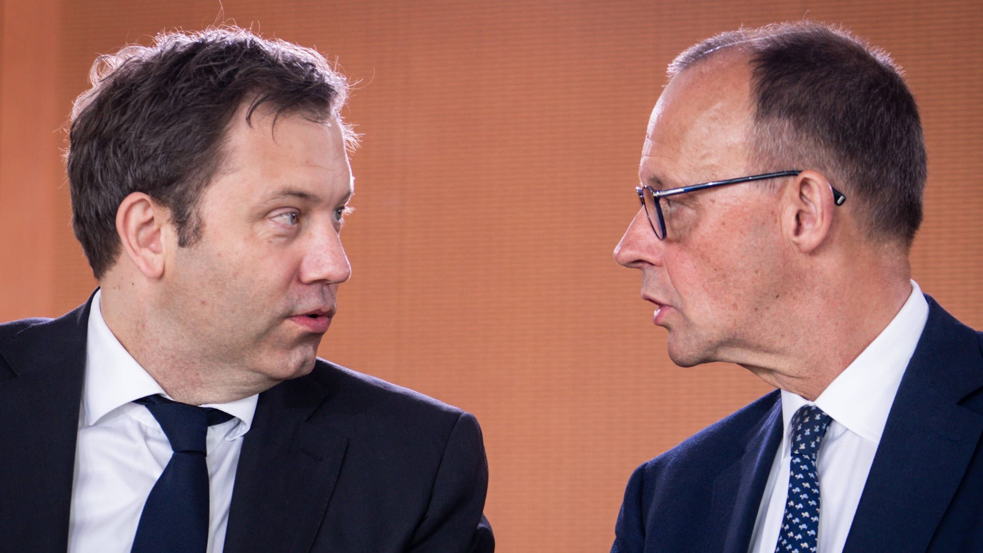 Bundeskanzler Friedrich Merz (CDU, r.) blickt zu Finanzminister Lars Klingbeil (SPD): Auf die Koalitionspartner kommen einige kontroverse Themen zu.