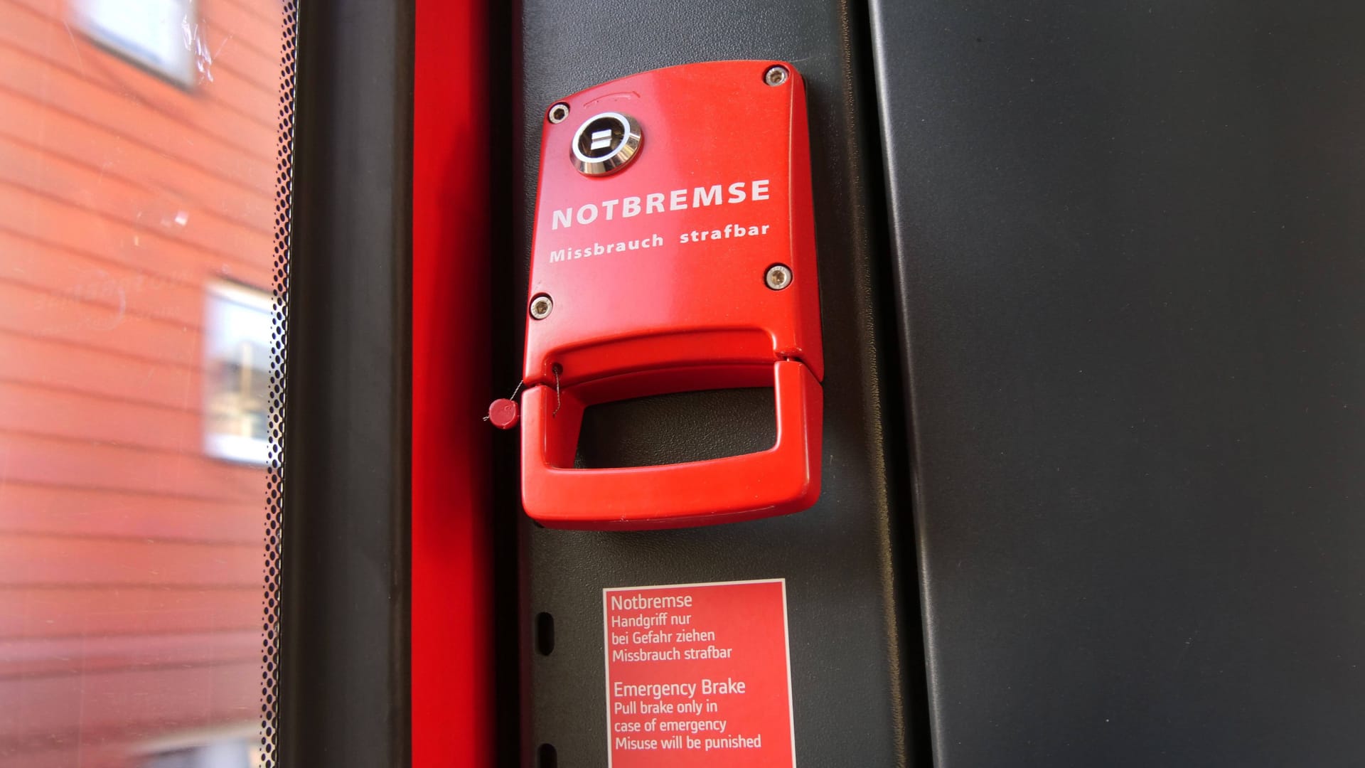 Nur im äußersten Notfall: Die Notbremse kann Leben retten – oder die Rettung erschweren.