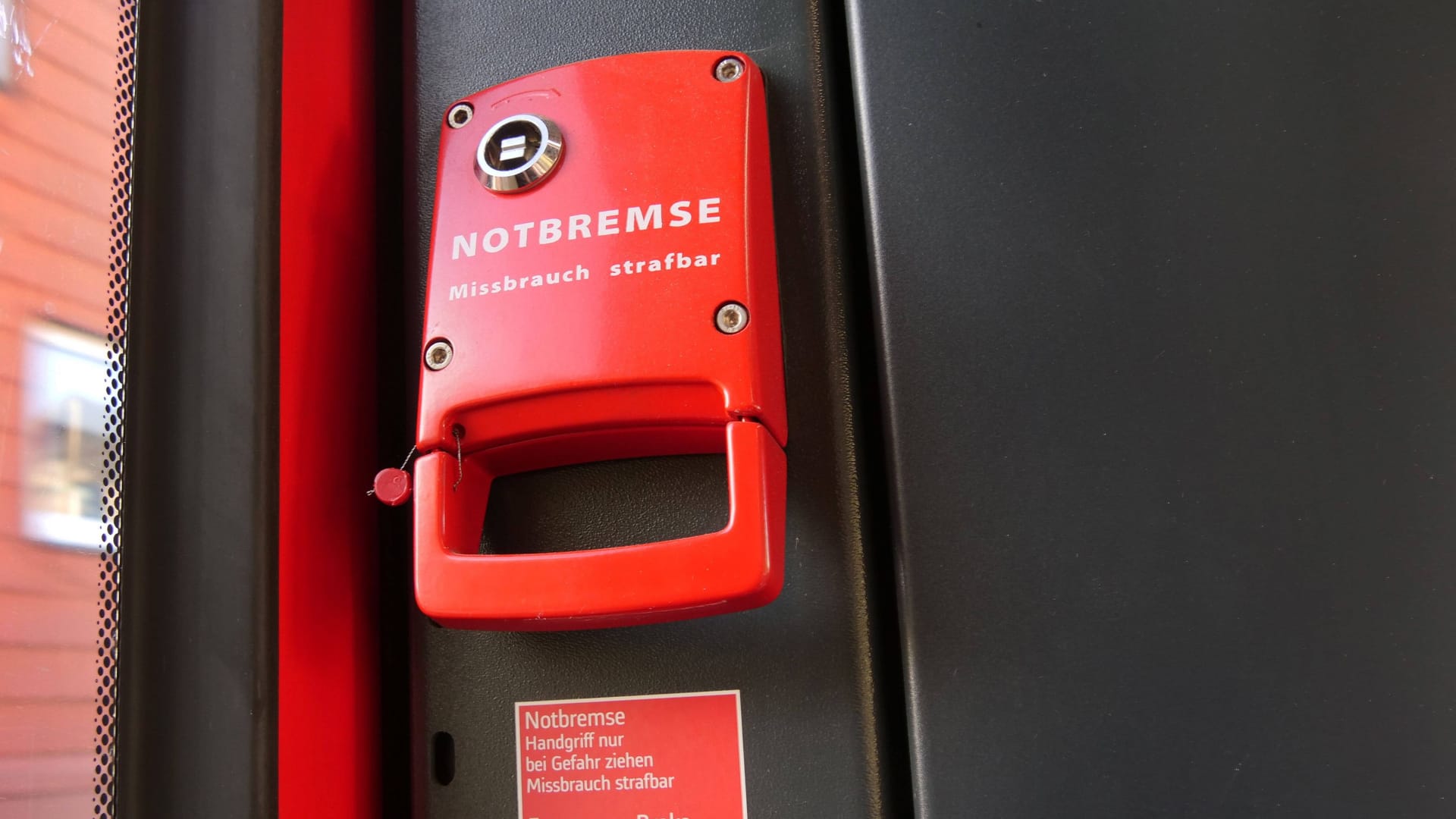 Nur im äußersten Notfall: Die Notbremse kann Leben retten – oder die Rettung erschweren.