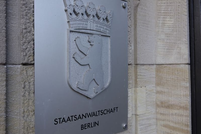 Ein Schild am Eingang des Kriminalgerichts Moabit (Symbolbild): Die Staatsanwaltschaft hat Anklage wegen Betrugs mit falschen Anlagemodellen erhoben.