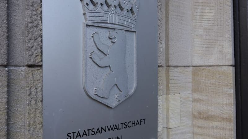 Ein Schild am Eingang des Kriminalgerichts Moabit (Symbolbild): Die Staatsanwaltschaft hat Anklage wegen Betrugs mit falschen Anlagemodellen erhoben.