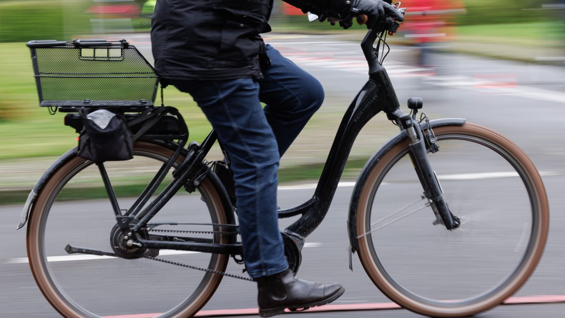Ein Radfahrer mit seinem Pedelec (Archivfoto): Der Mann war mit schweren Verletzungen ins Krankenhaus gekommen. Ein Radfahrer mit seinem Pedelec (Archivfoto): Der Mann war mit schweren Verletzungen ins Krankenhaus gekommen.