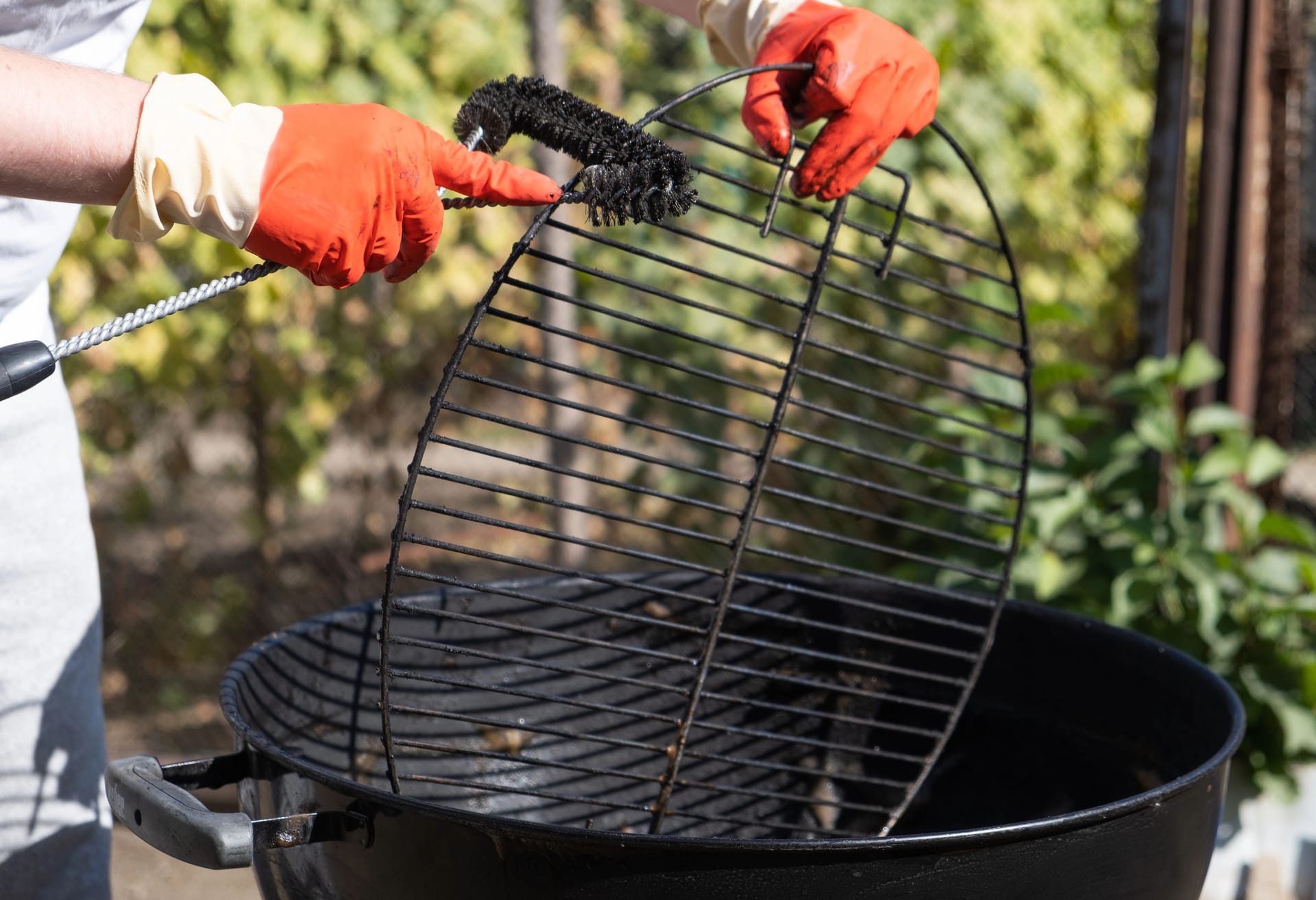 Grillen macht Spaß, das Reinigen danach aber nicht. Die Arbeit ist dreckig, Fett und Angebranntes sind hartnäckig.