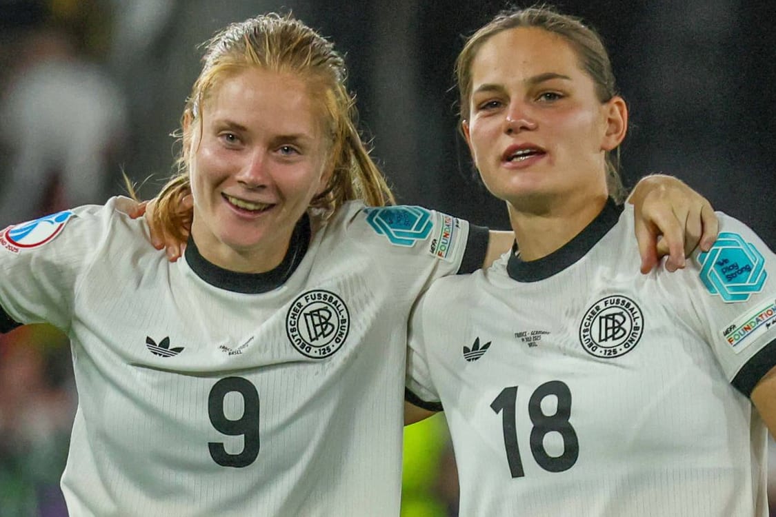 Giovanna Hoffmann (r.) neben Sjoeke Nüsken: Die deutsche Stürmerin hat eine juristische Karriere im Blick.