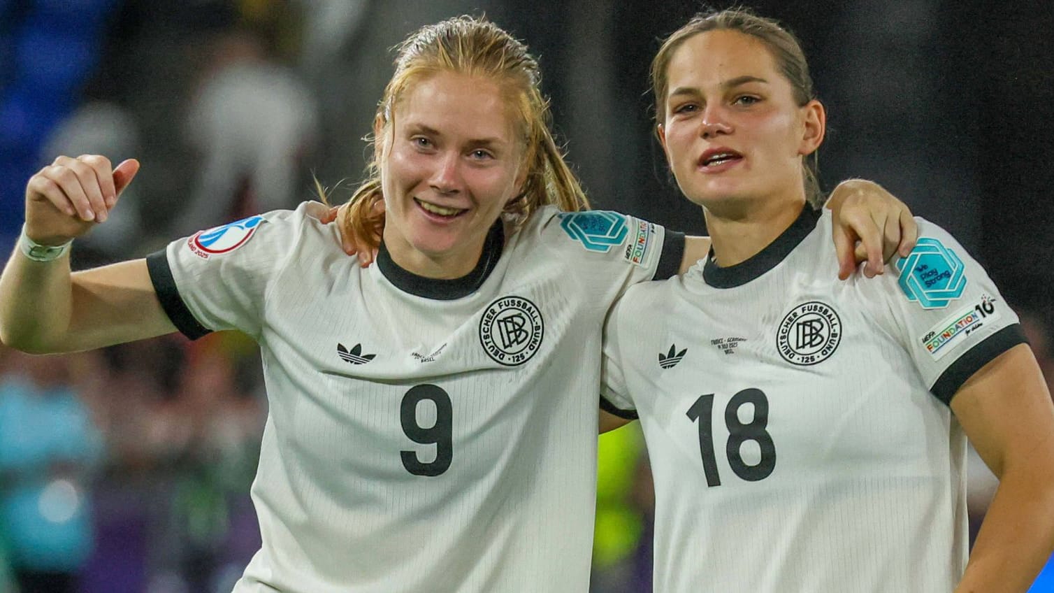 Giovanna Hoffmann (r.) neben Sjoeke Nüsken: Die deutsche Stürmerin hat eine juristische Karriere im Blick.
