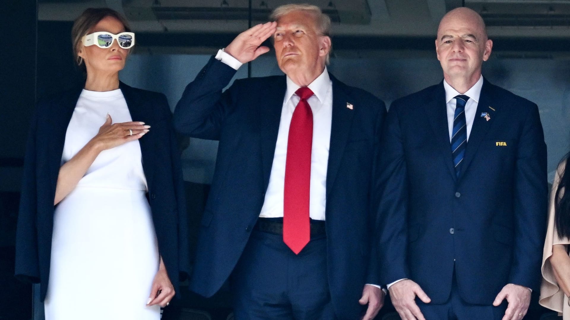Donald Trump (M.) gemeinsam mit Ehefrau Melanie und Fifa-Präsident Gianni Infantino. Donald Trump (M.) gemeinsam mit Ehefrau Melanie und Fifa-Präsident Gianni Infantino.