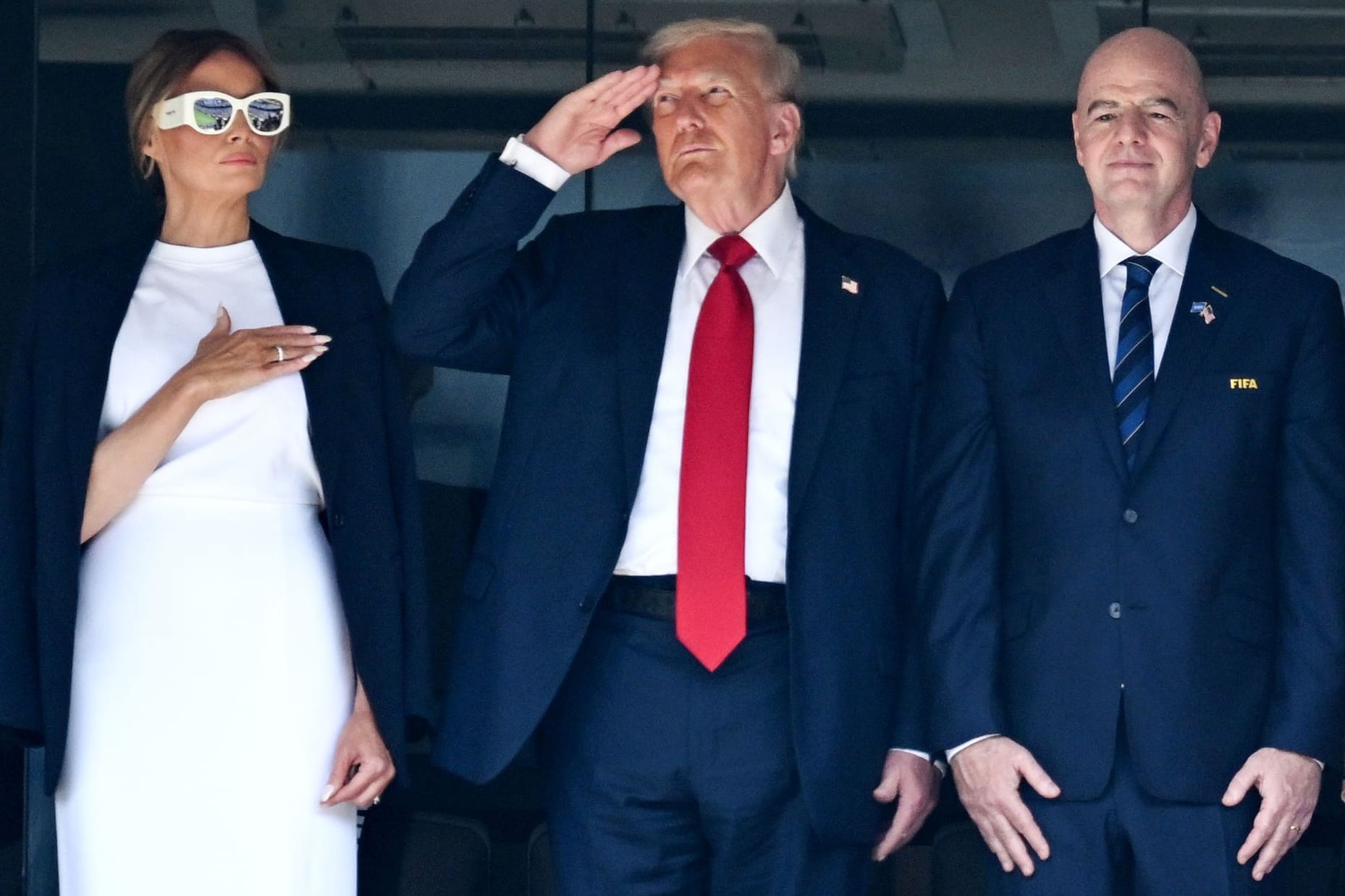 Donald Trump (M.) gemeinsam mit Ehefrau Melanie und Fifa-Präsident Gianni Infantino.