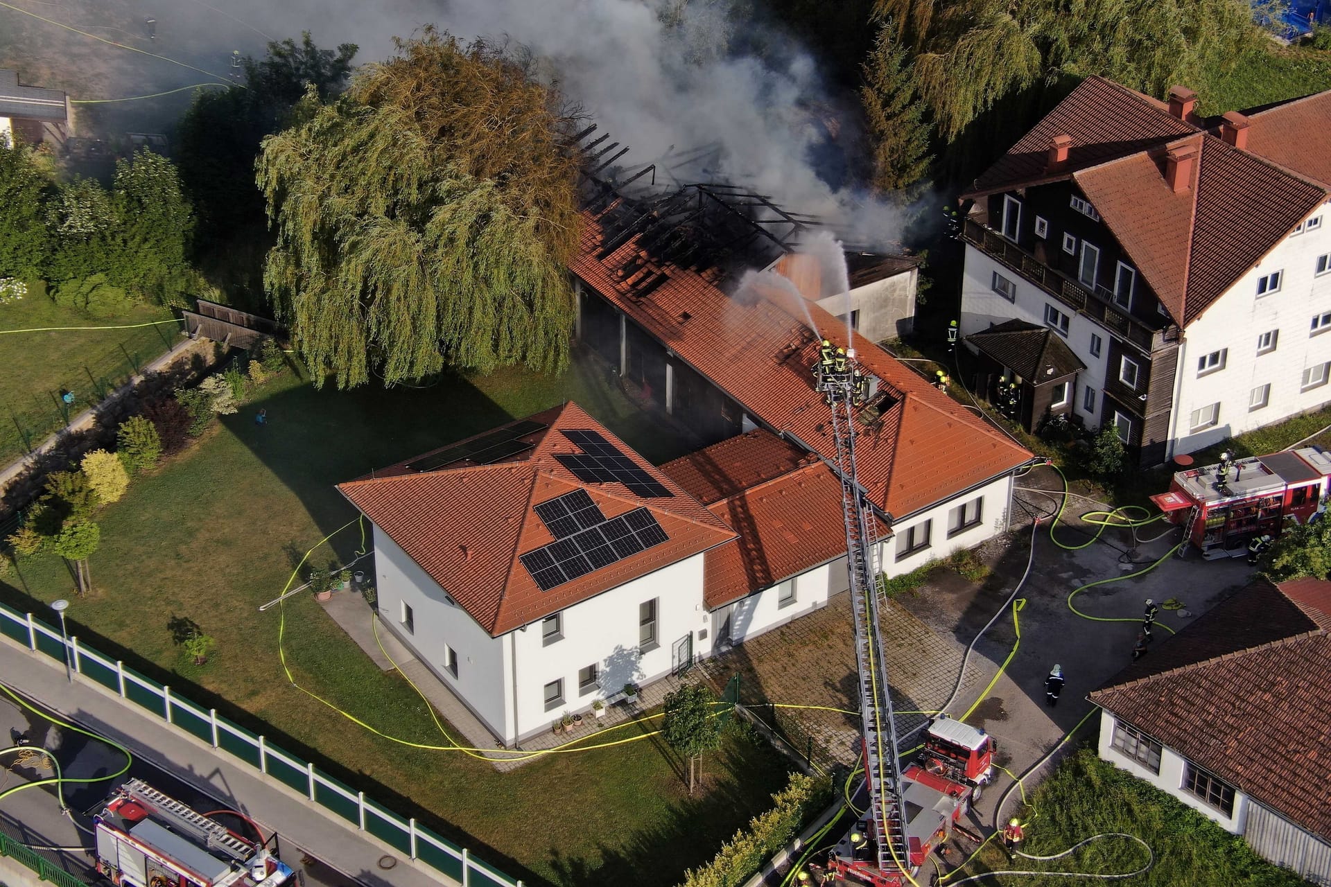 Der Brand Ende Juni in St. Pölten (Archivbild): Der 43-jährige Bewohner soll das Feuer selbst gelegt haben.