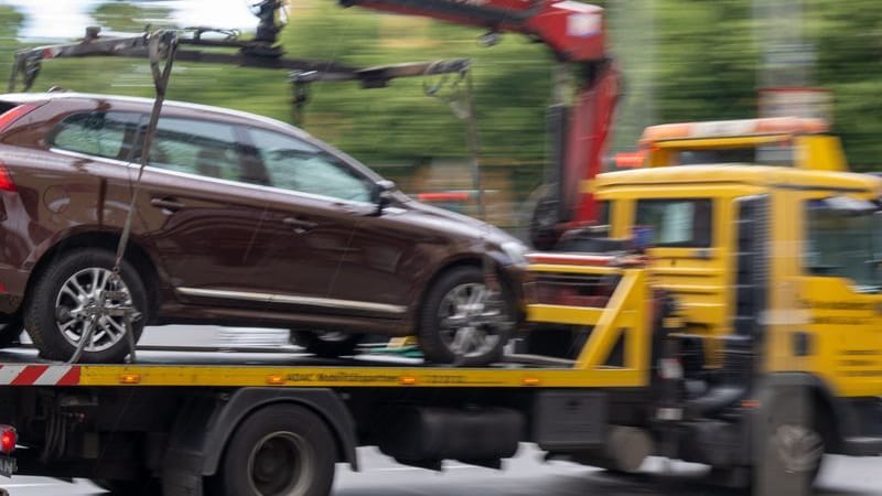 Ein Abschleppwagen mit einem Volvo fährt über eine Straße (Symbolbild): Die Grünen fordern mehr finanzielle Mittel und Personal für die Bußgeldstelle. Ein Abschleppwagen mit einem Volvo fährt über eine Straße (Symbolbild): Die Grünen fordern mehr finanzielle Mittel und Personal für die Bußgeldstelle.