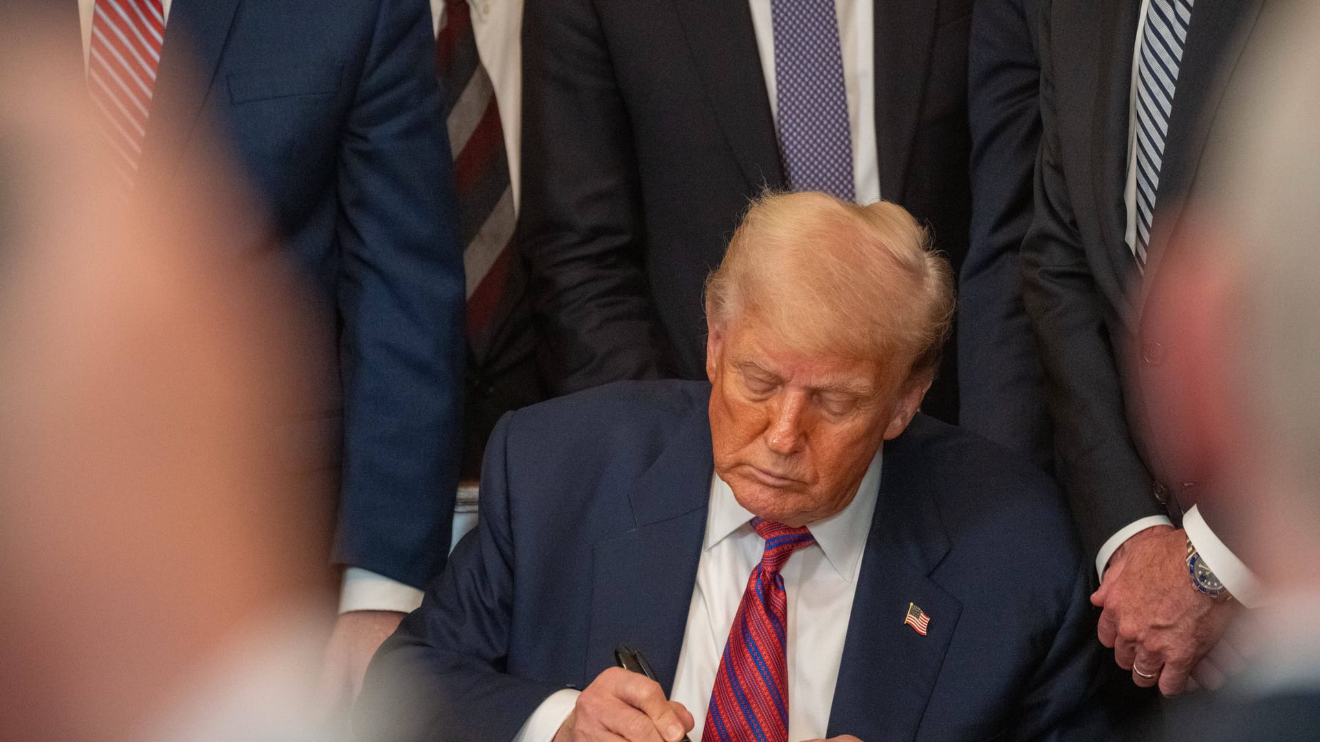 Trump unterzeichnet im Weißen Haus den "Genius Act", ein Gesetz, das die Geschäfte von Digitalfirmen befördern soll.