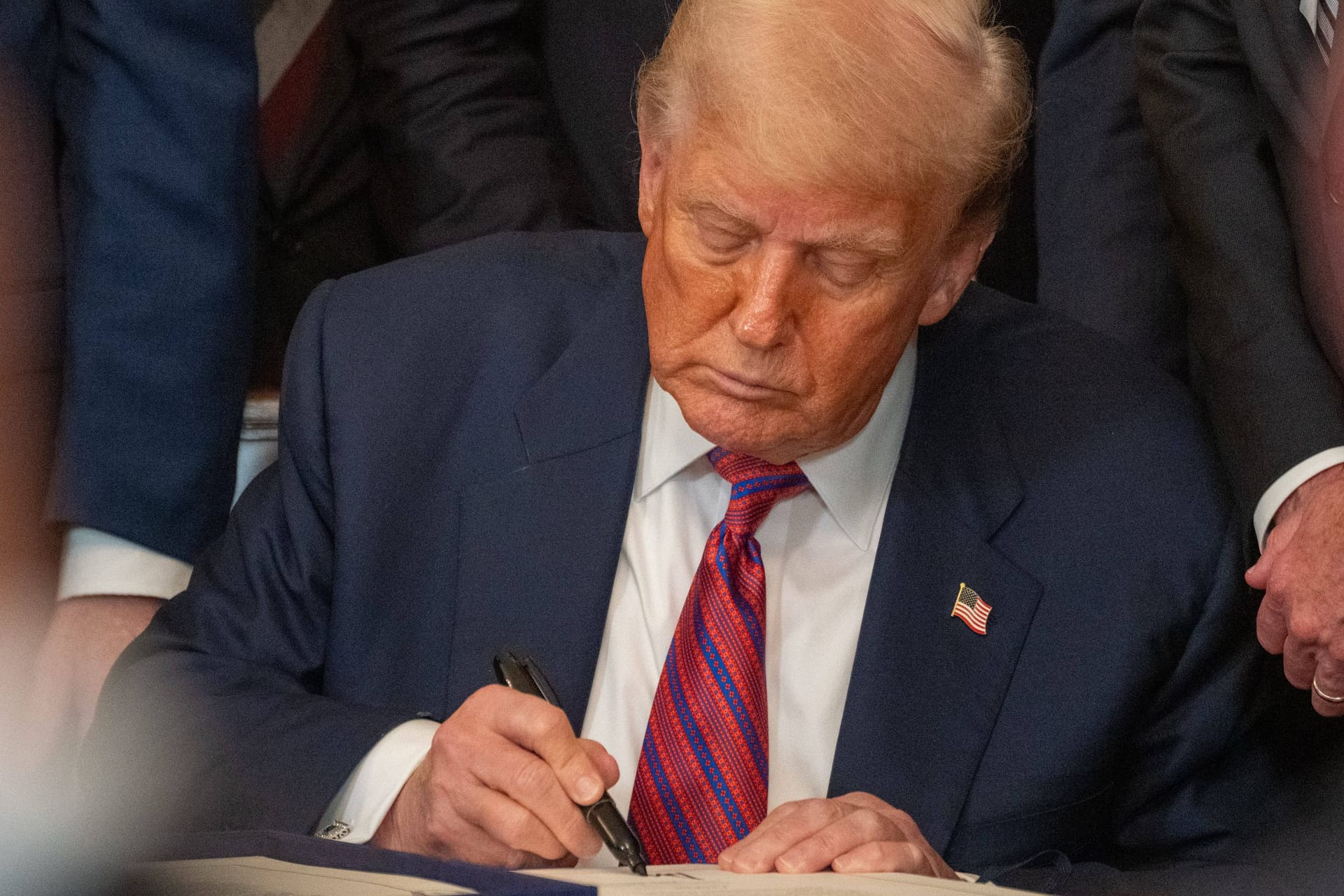Trump unterzeichnet im Weißen Haus den "Genius Act", ein Gesetz, das die Geschäfte von Digitalfirmen befördern soll.