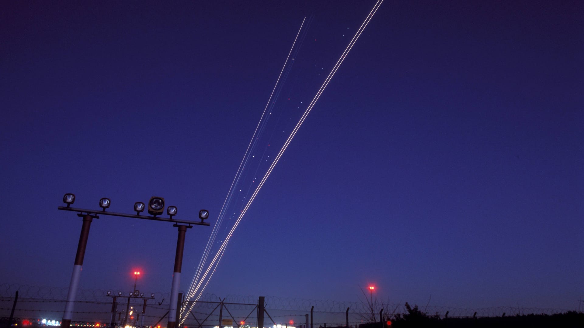 Lichtspuren nächtlicher Flugbewegungen am Münchner Flughafen (Archivbild): In mehreren Nächten im Juli sind Starts und Überflüge trotz des Nachtflugverbots erlaubt.
