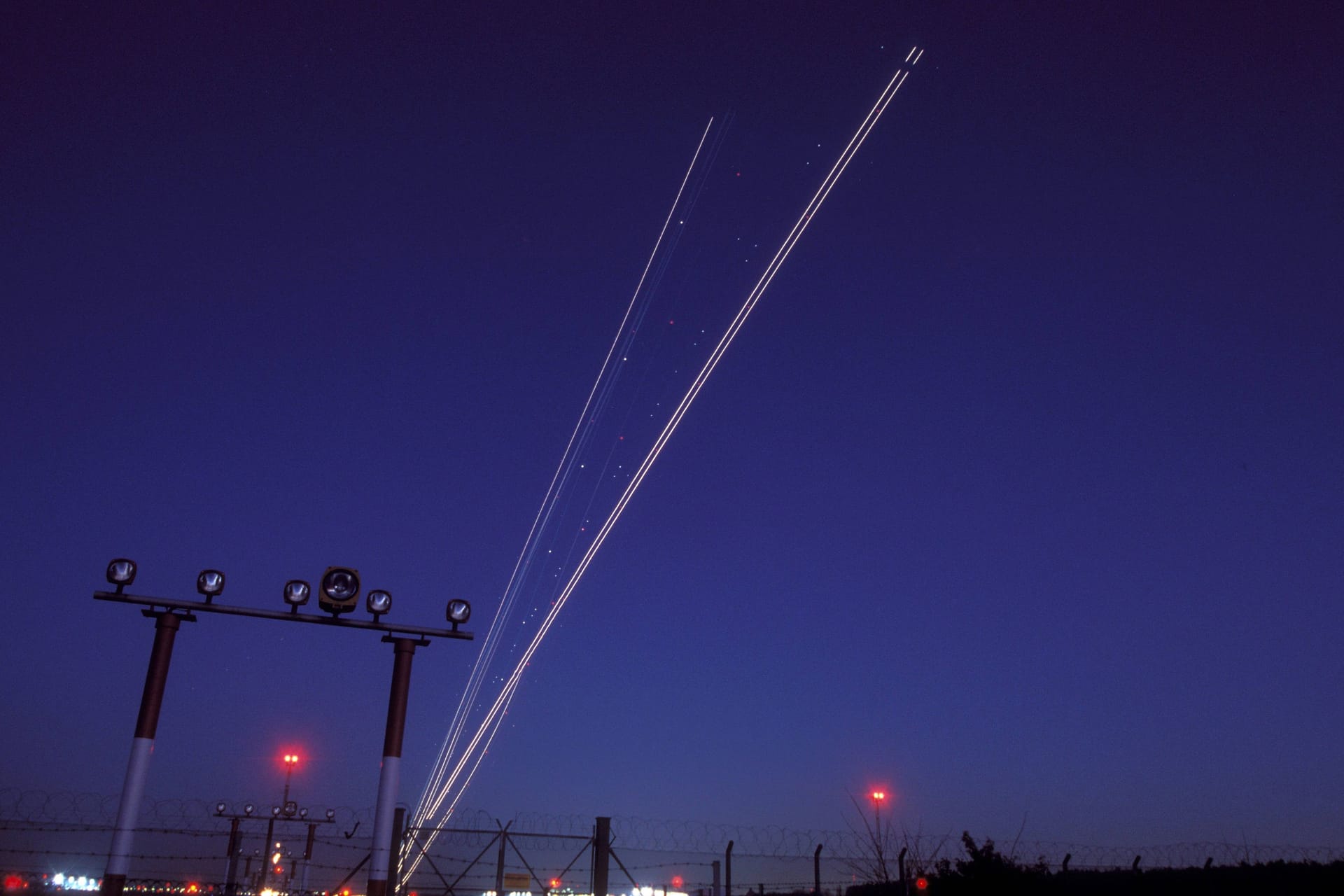 Lichtspuren nächtlicher Flugbewegungen am Münchner Flughafen (Archivbild): In mehreren Nächten im Juli sind Starts und Überflüge trotz des Nachtflugverbots erlaubt.