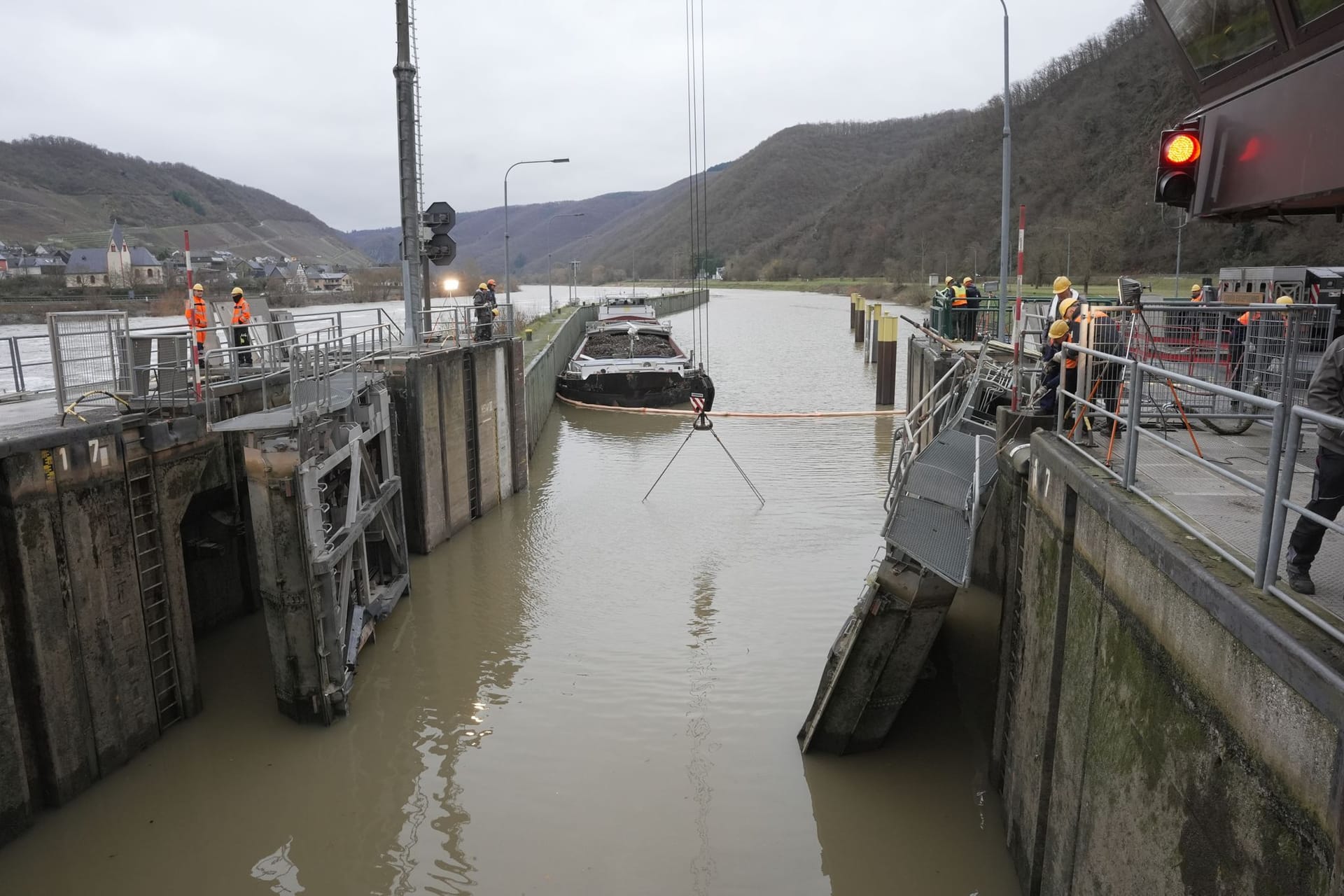 Mitarbeiter des Wasser-und Schifffahrtsamtes haben begonnen, die Schleuse in Müden zu reparieren.