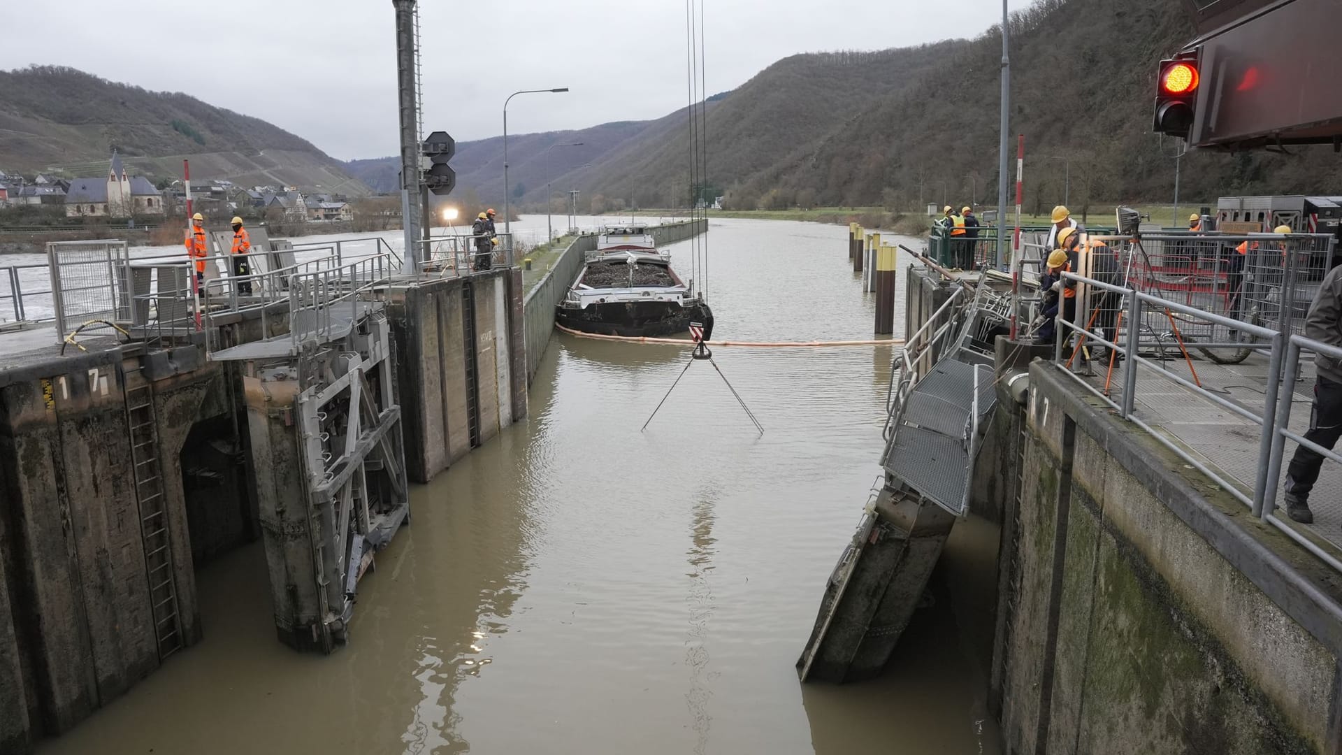 Mitarbeiter des Wasser-und Schifffahrtsamtes haben begonnen, die Schleuse in Müden zu reparieren.