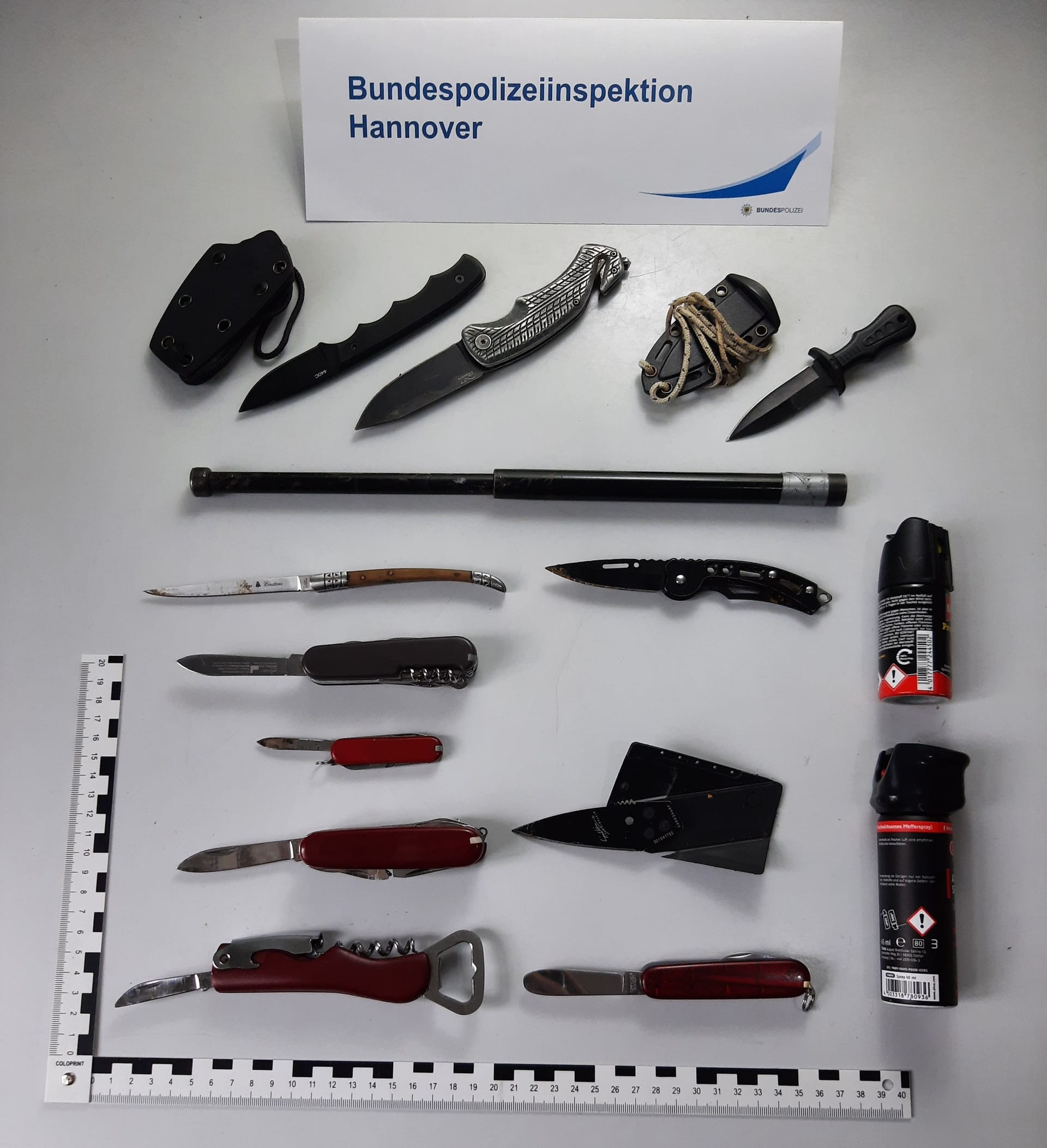 Die Polizei stellte zahlreiche gefährliche Gegenstände sicher.