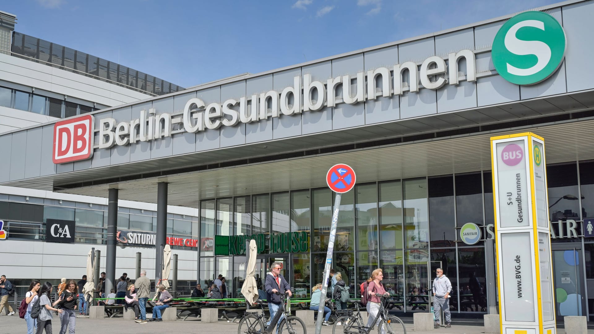 Eingang des Bahnhofs Gesundbrunnen (Archivbild): Nach der Festnahme übergaben die Bundespolizisten den Mann an die Berliner Polizei.