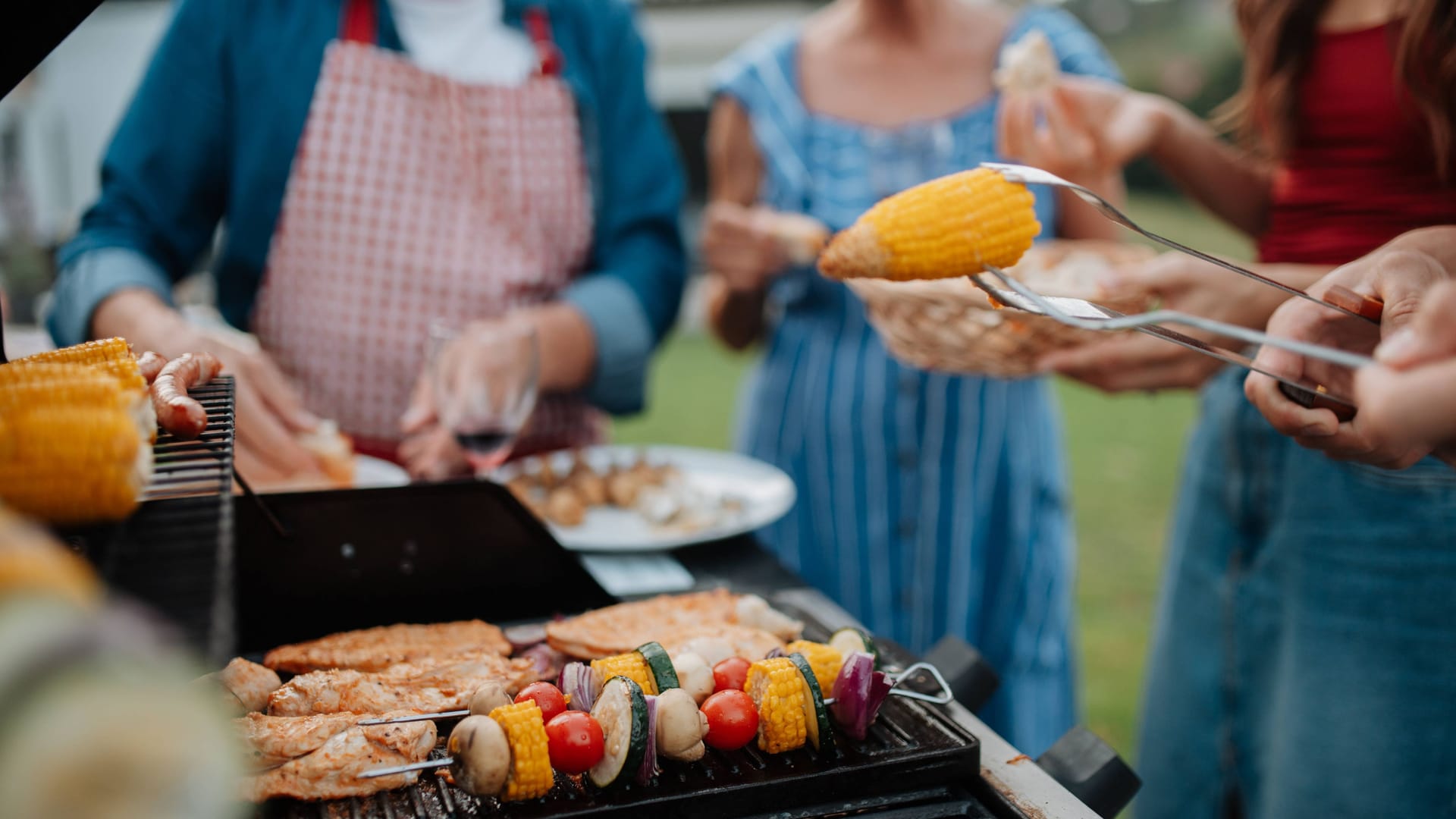 Grillfest: Bei vielen Deutschen kommt mittlerweile auch Gemüse auf den Grill.