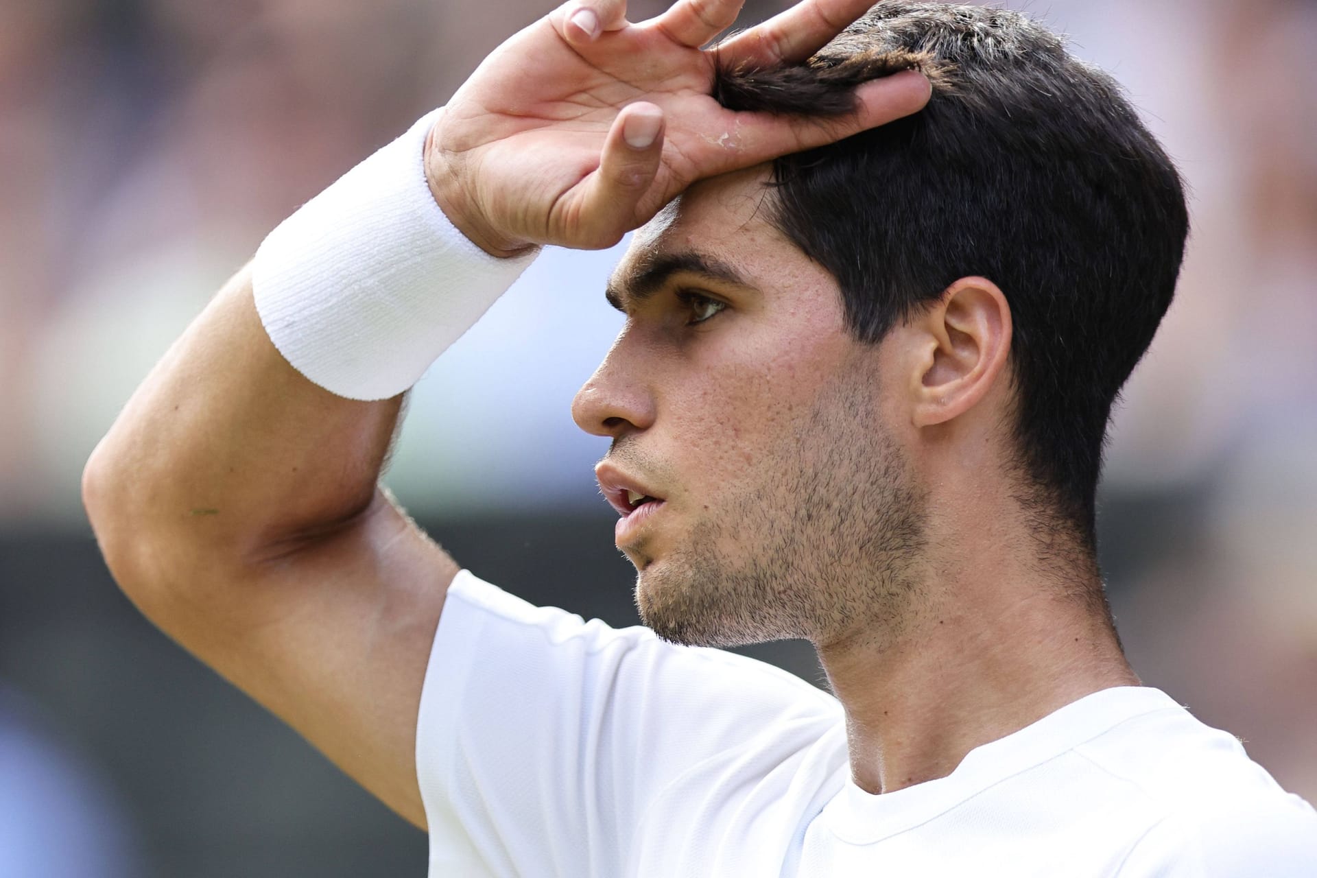 Nachdenklich: Carlos Alcaraz im Wimbledon-Finale gegen Jannik Sinner.
