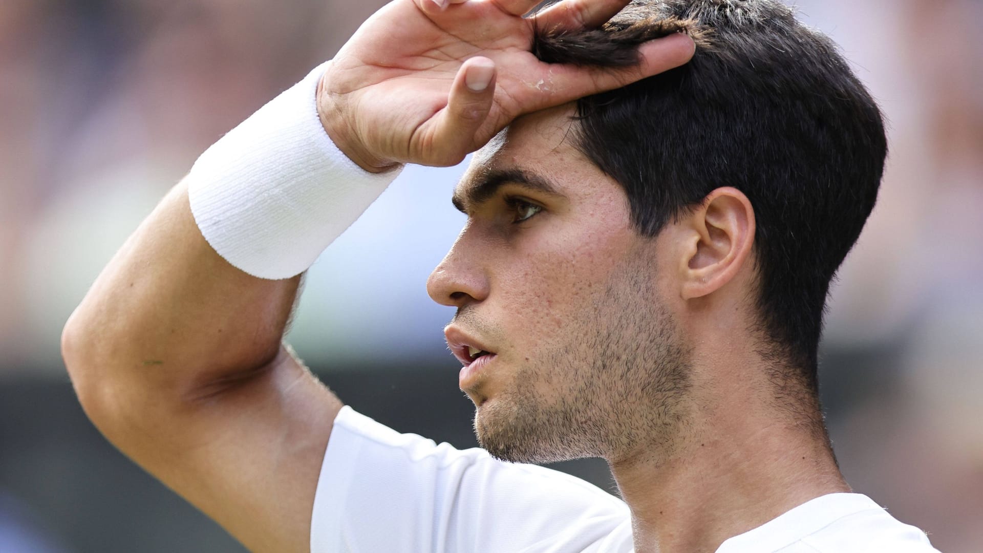Nachdenklich: Carlos Alcaraz im Wimbledon-Finale gegen Jannik Sinner.