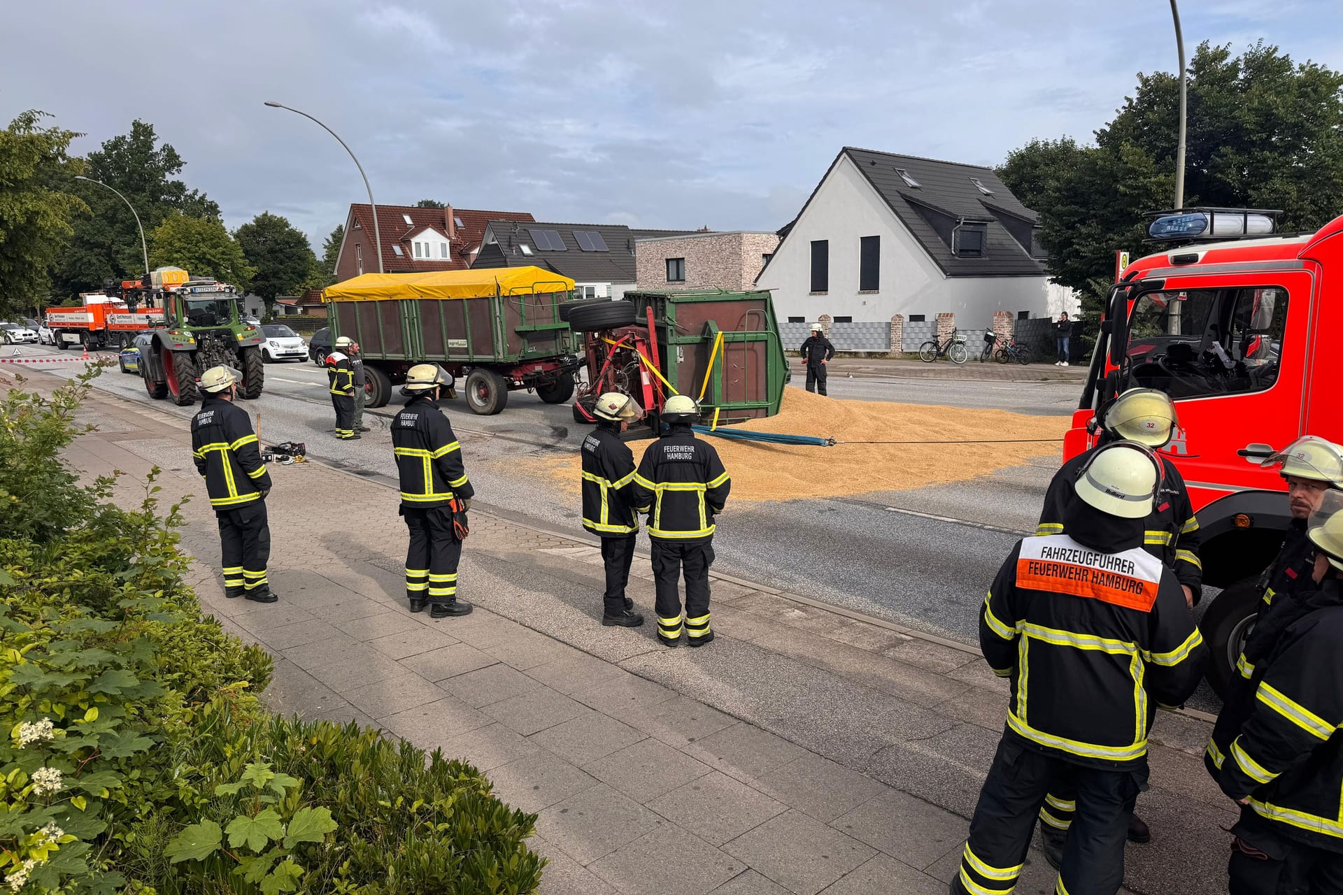 Feuerwehrleute an der Unfallstelle in Neugraben-Fischbek: Die Aufräumarbeiten dauern an. Feuerwehrleute an der Unfallstelle in Neugraben-Fischbek: Die Aufräumarbeiten dauern an.