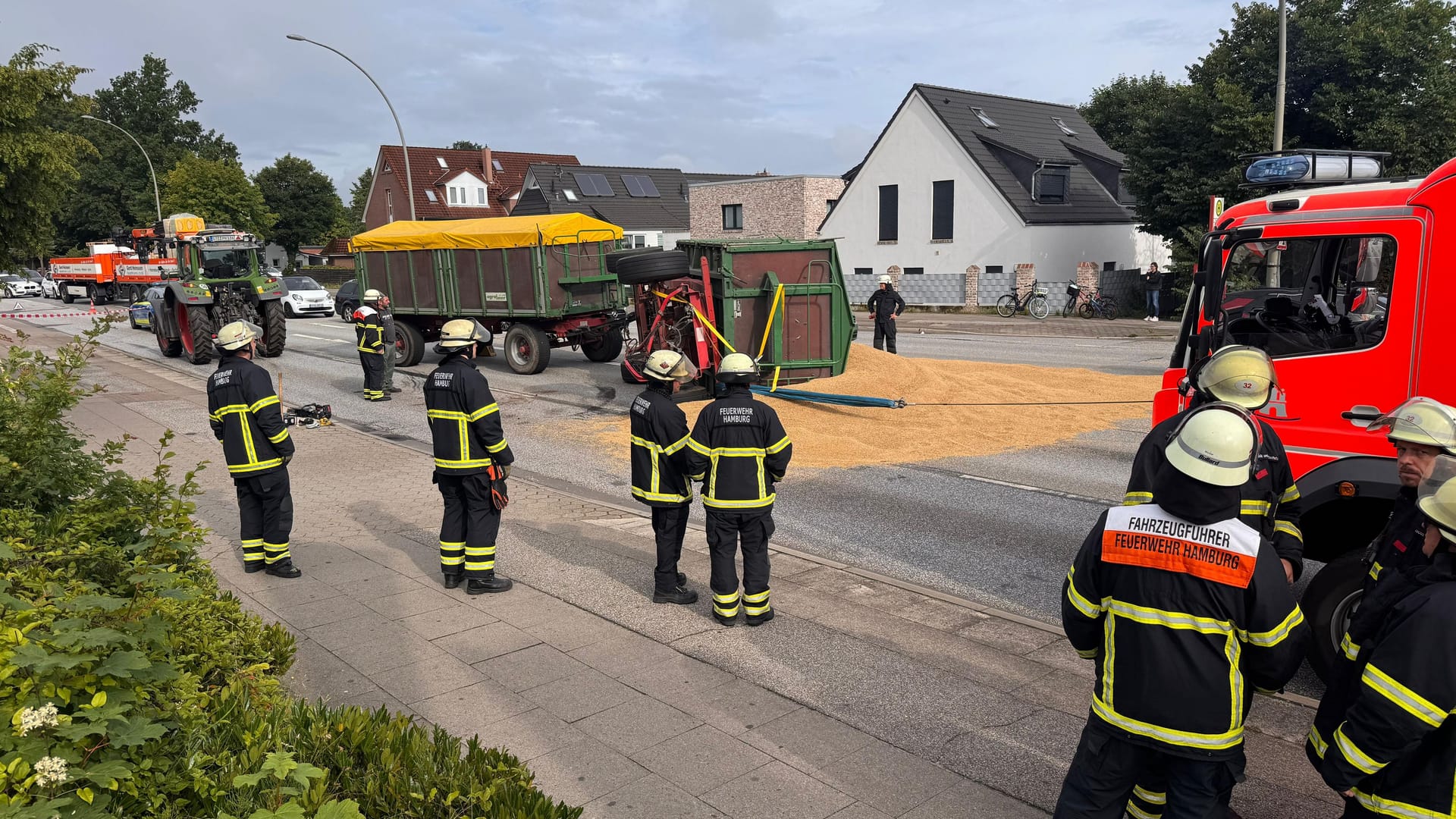Feuerwehrleute an der Unfallstelle in Neugraben-Fischbek: Die Aufräumarbeiten dauern an. Feuerwehrleute an der Unfallstelle in Neugraben-Fischbek: Die Aufräumarbeiten dauern an.