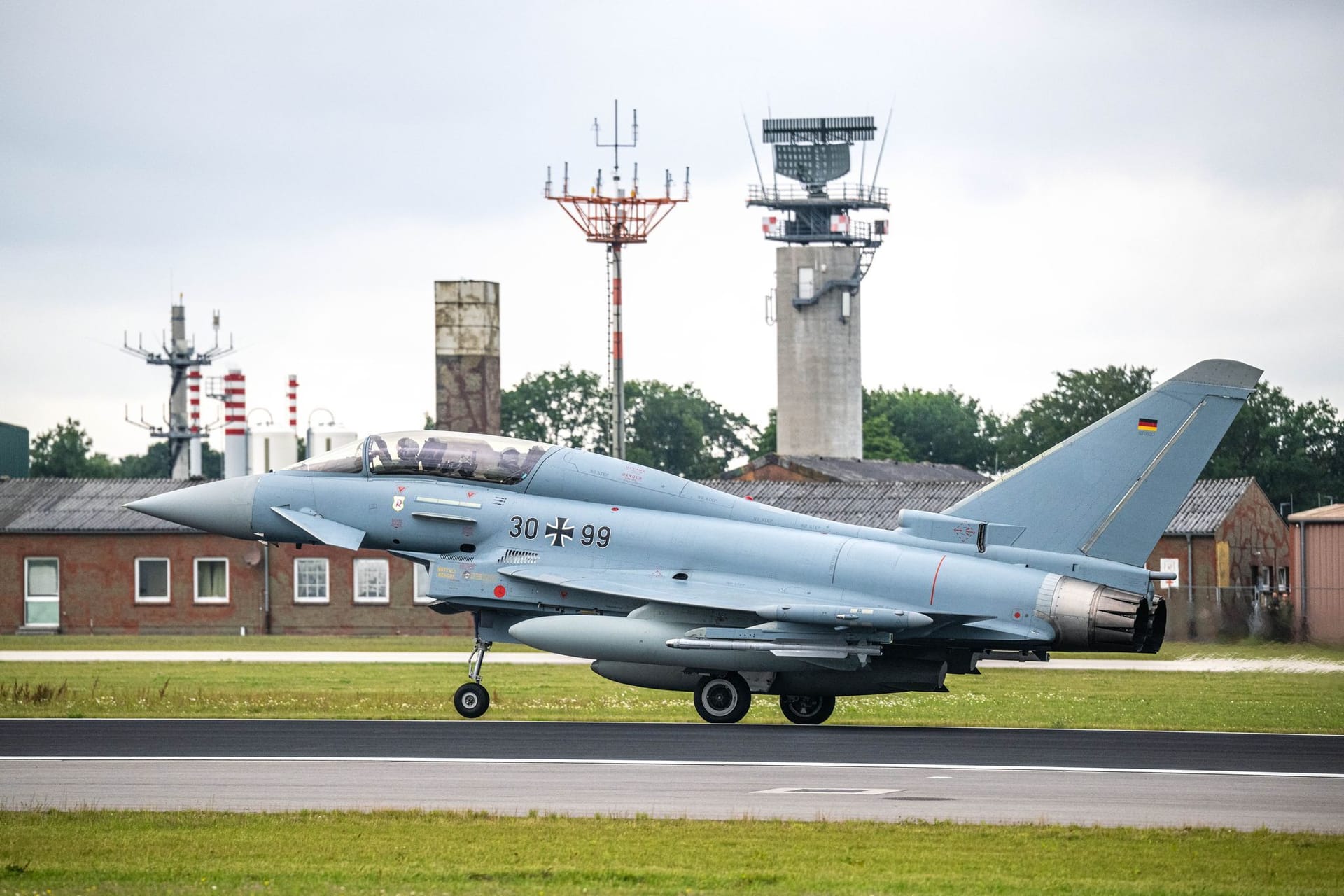 Erste Eurofighter ziehen wieder von Laage nach Wittmund
